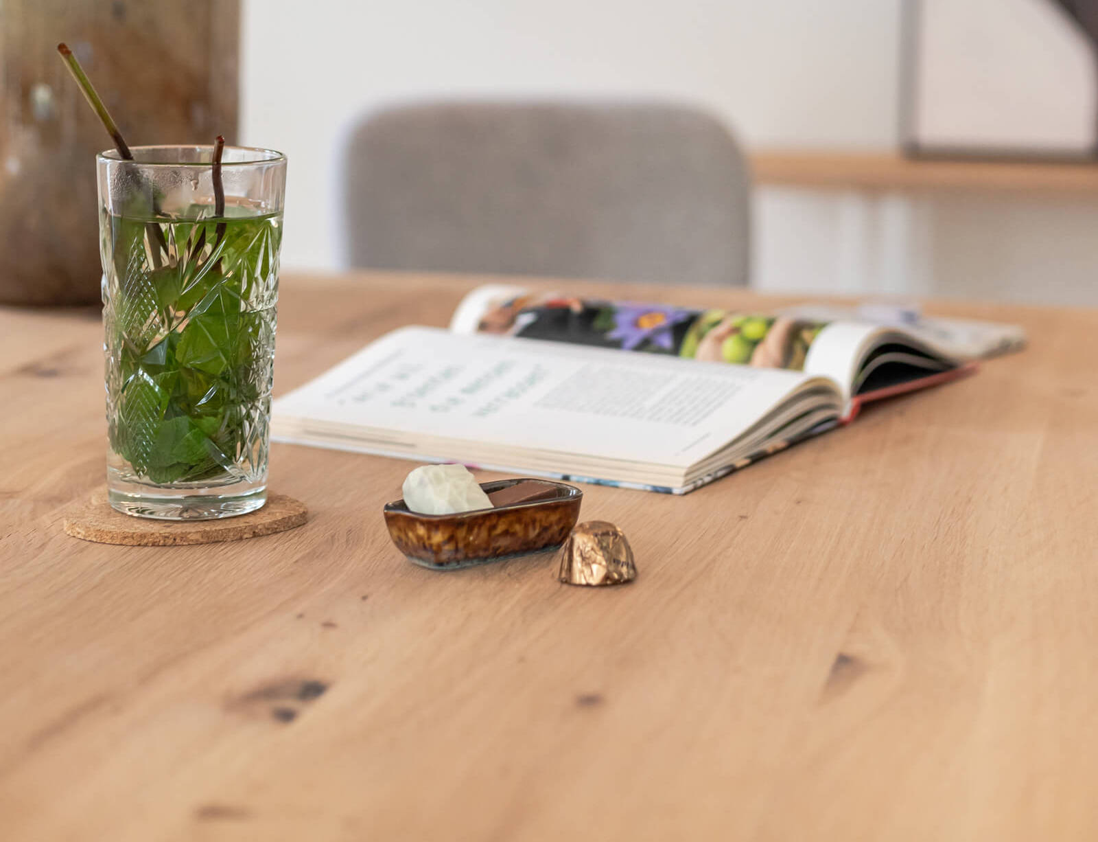 They &amp; Me eettafel Joy – plat ovaal – eiken rustiek bianco olie – onderstel RAL9010 zuiverwit