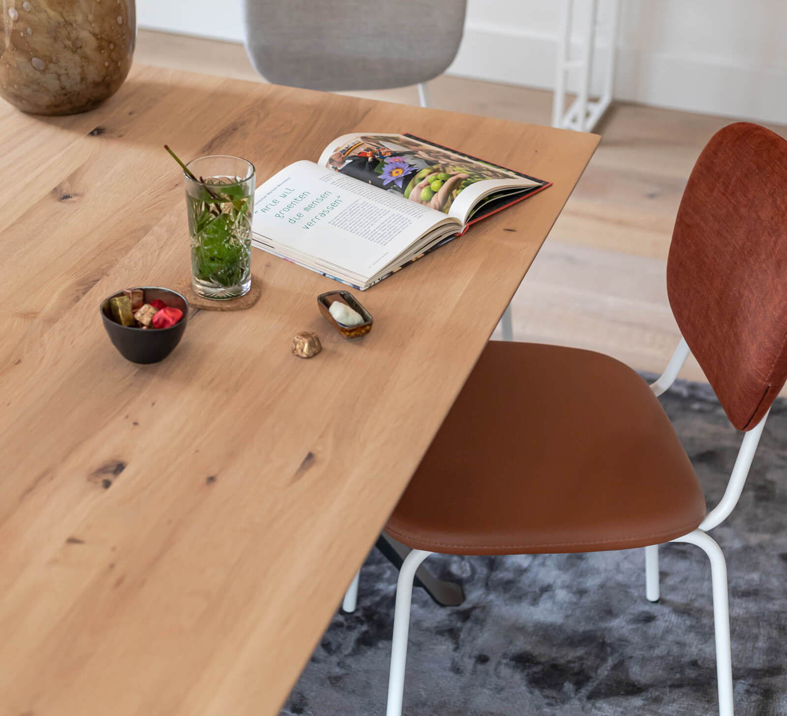 They &amp; Me eettafel Joy – plat ovaal – eiken rustiek bianco olie – onderstel RAL9010 zuiverwit
