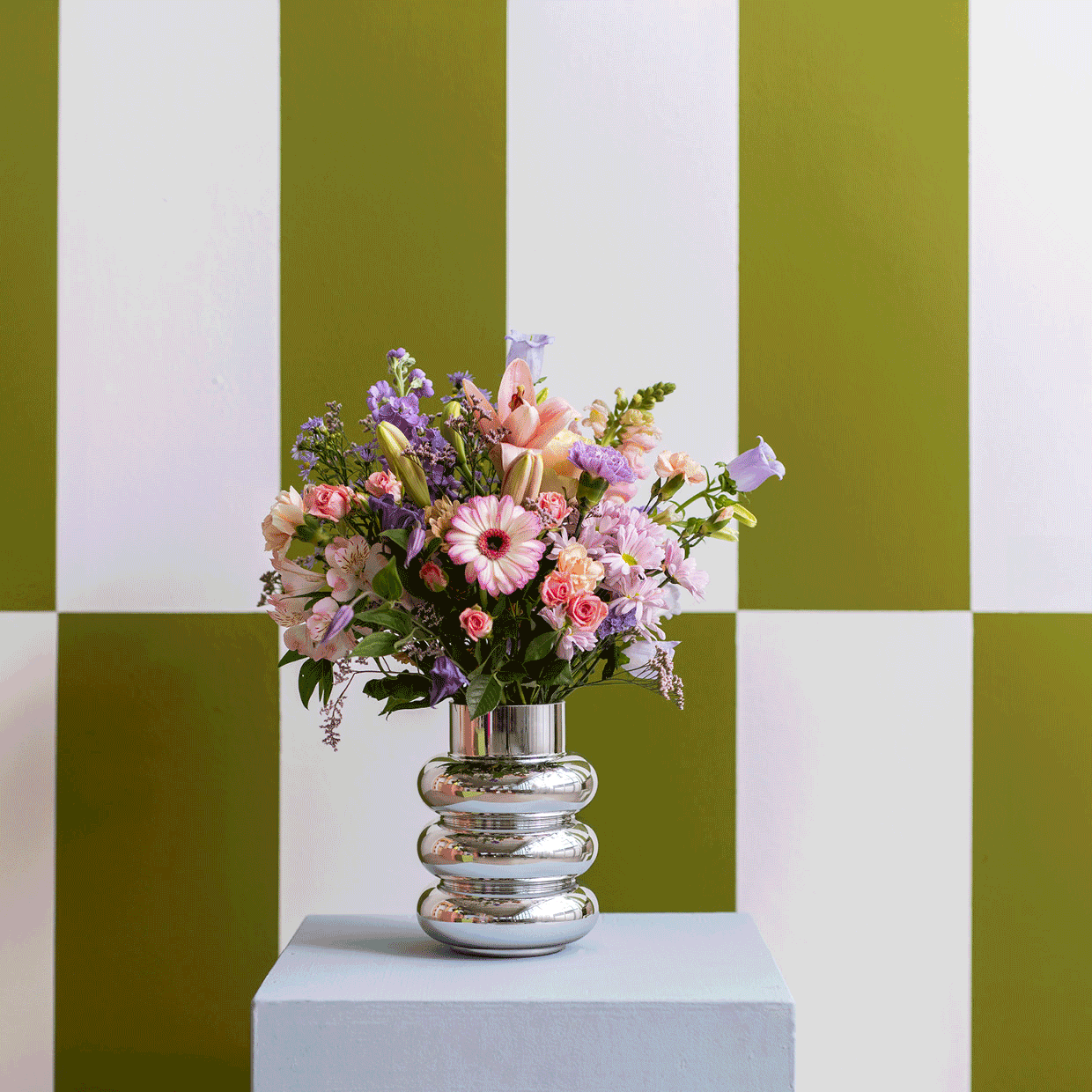 Gifje van bloemen in verschillende vazen