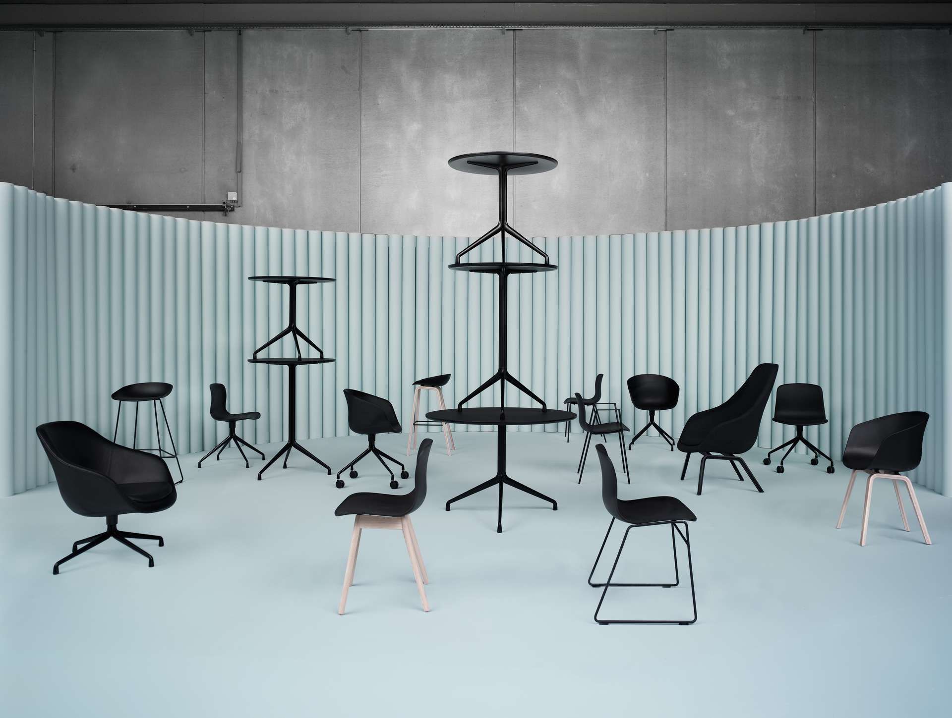 HAY stoelen met blauwe achtergrond