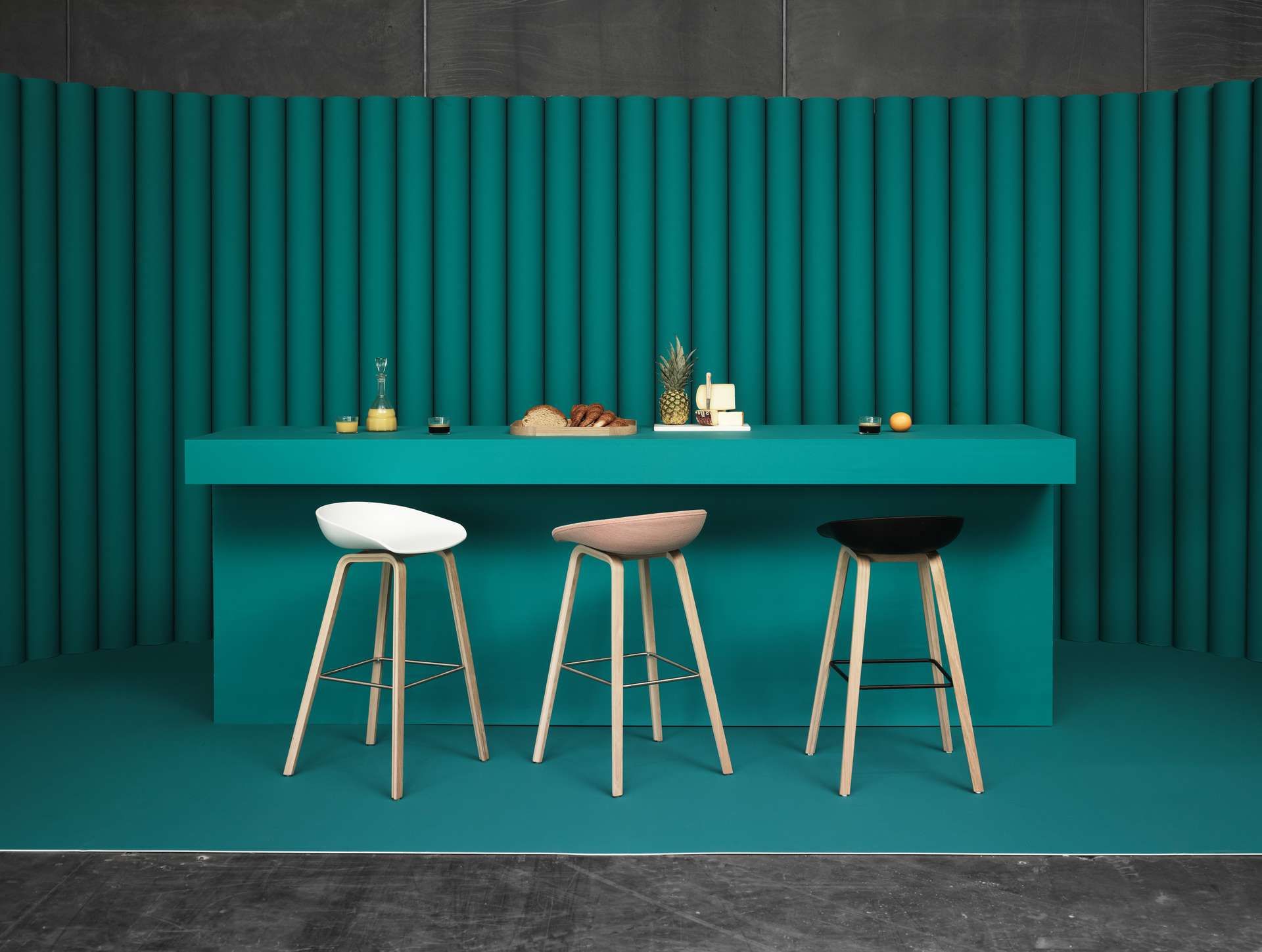 HAY barstoelen met turquoise bar