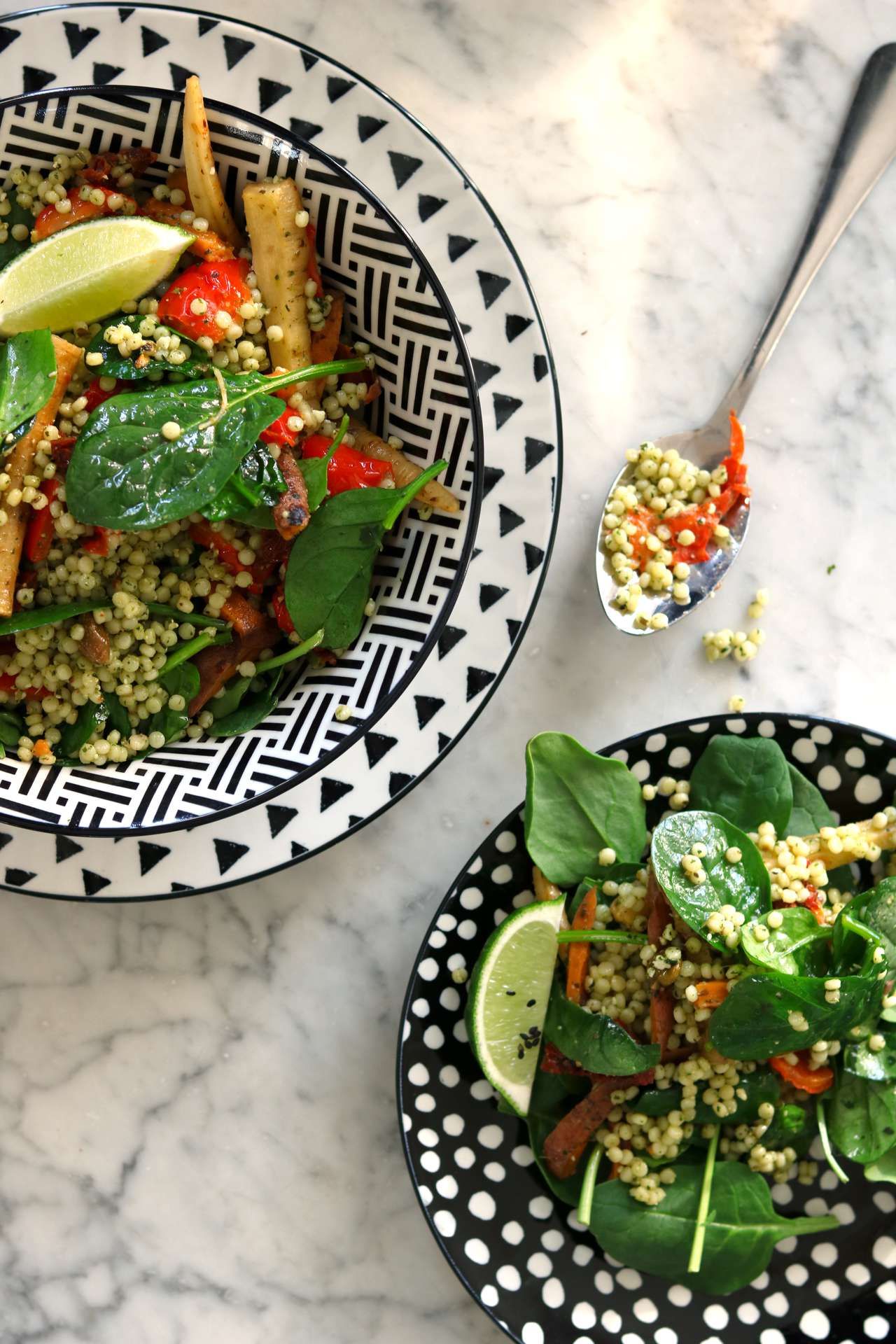 parelcouscous met gegrilde groenten in kommetjes