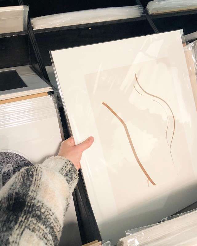 kunstwerk van het vrouwelijk lichaam in winkelschappen