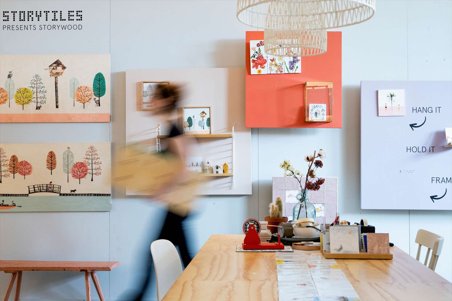 Man die langs eettafel loopt bij Storytiles