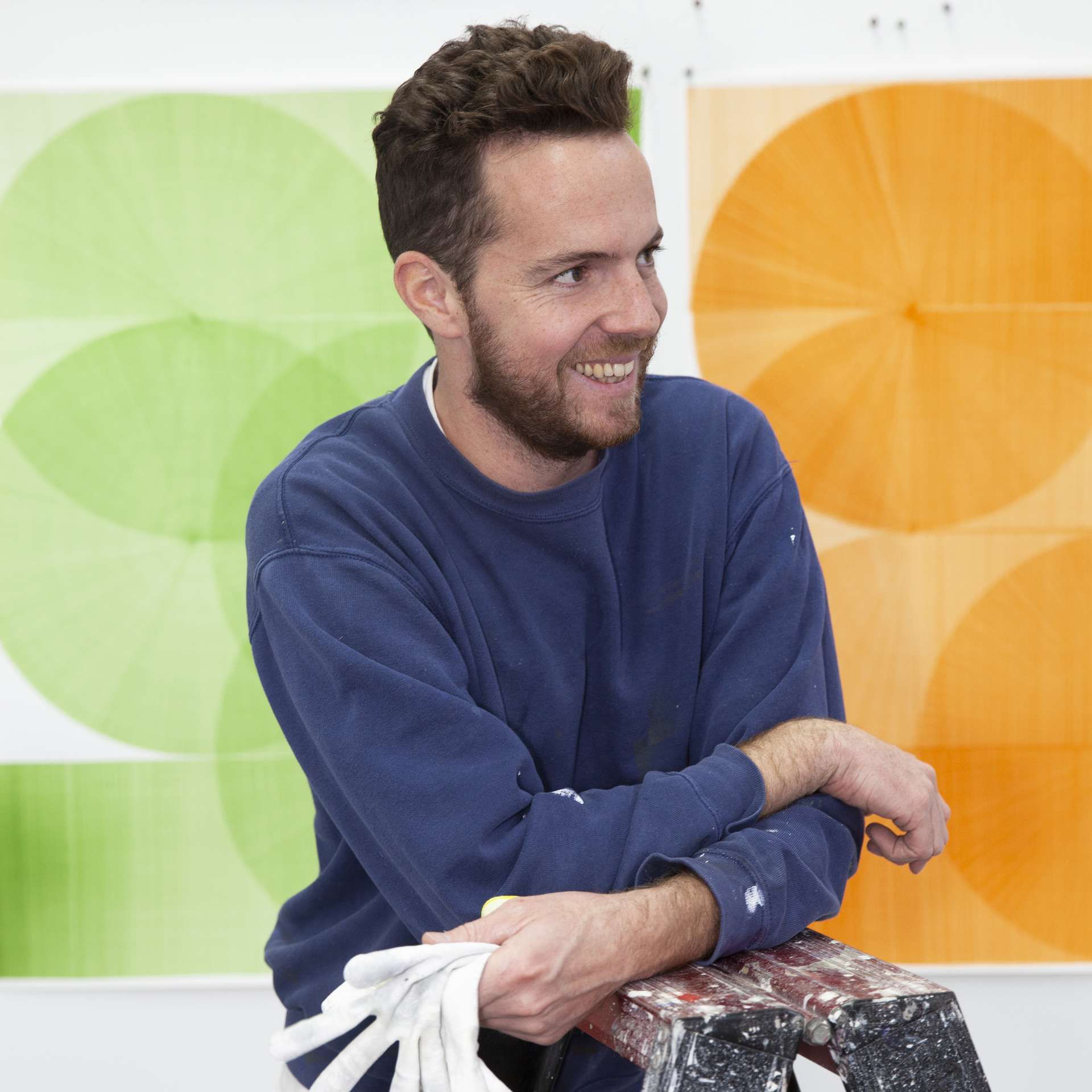 artistieke man leunt op trap
