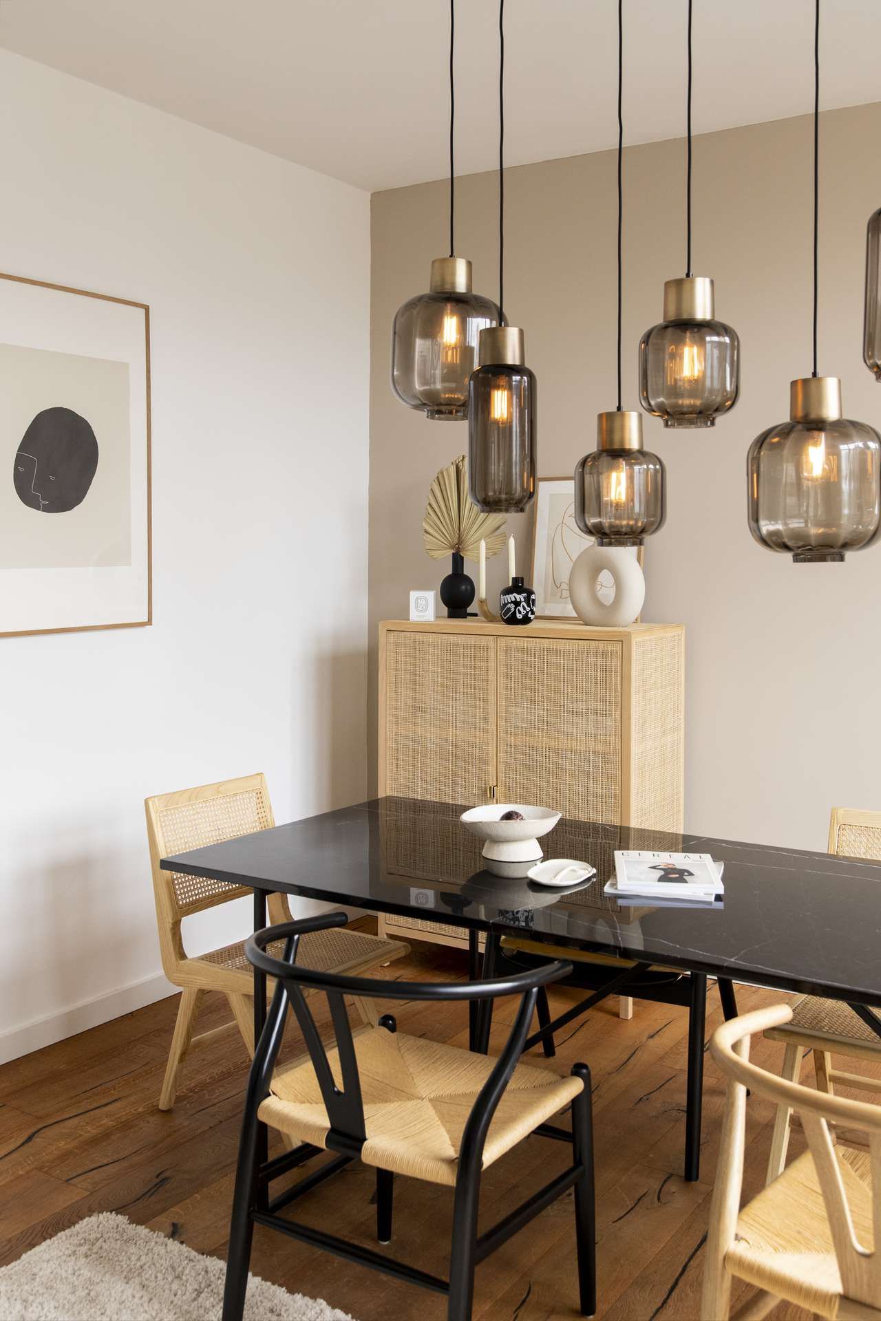 Zwarte tafel met hanglampen erboven