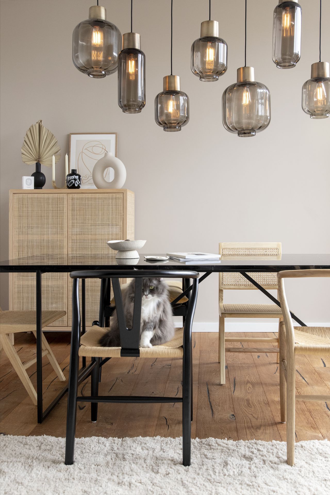 Zwarte tafel met hanglampen erboven