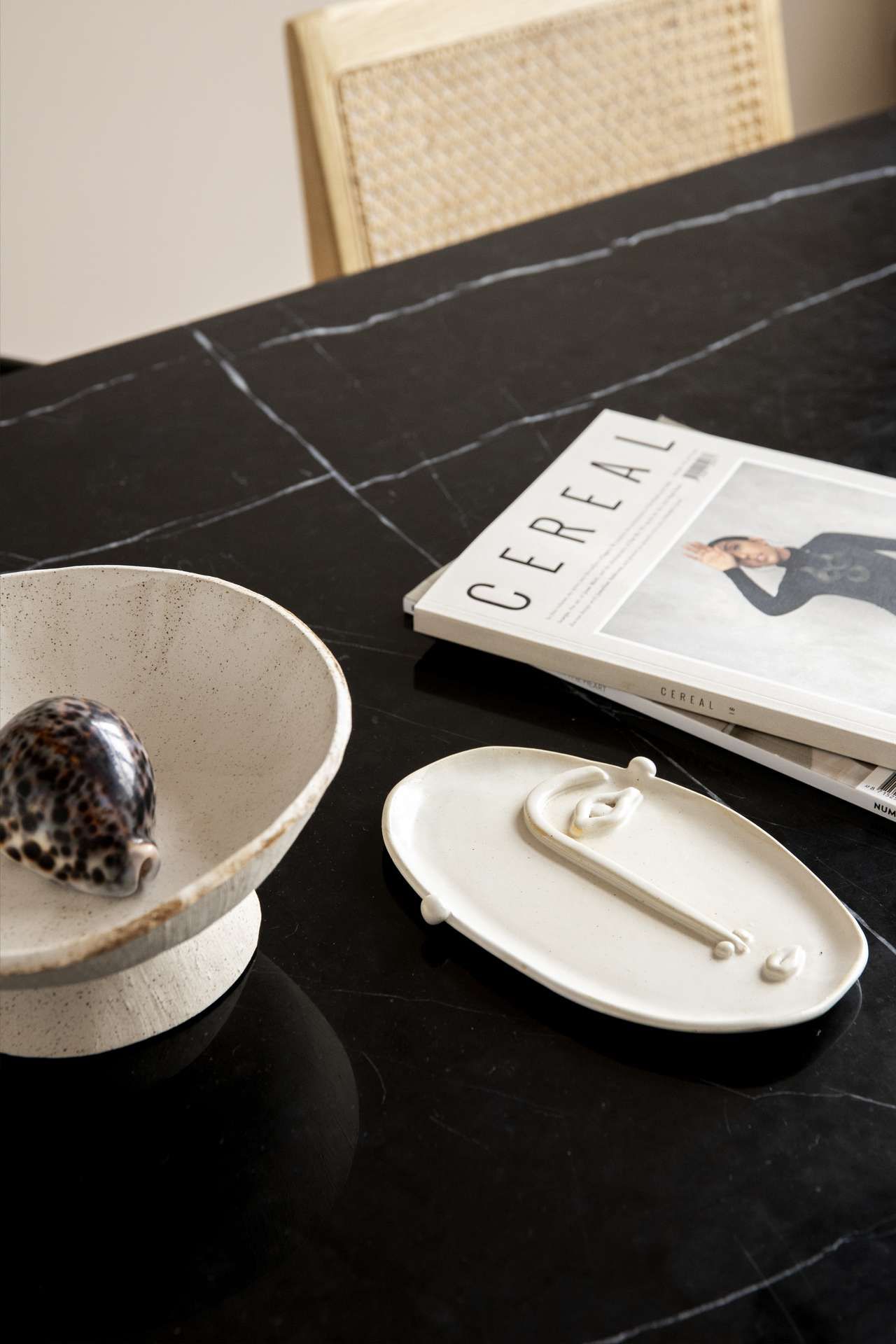 Zwart aanrechtblad met accessoires