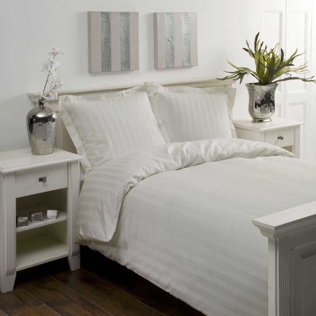 Papillon Opgemaakt bed wit met witte strepen