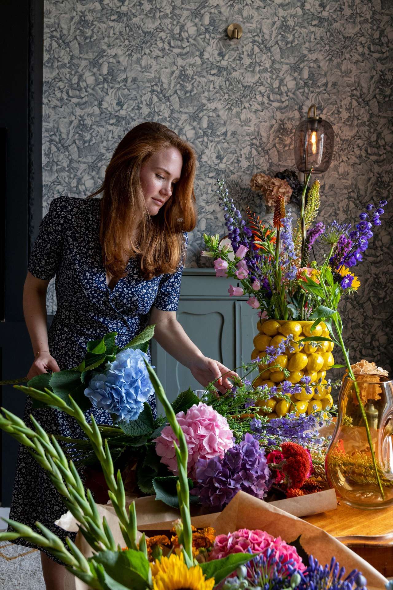 Vrouw die bloemen schikt