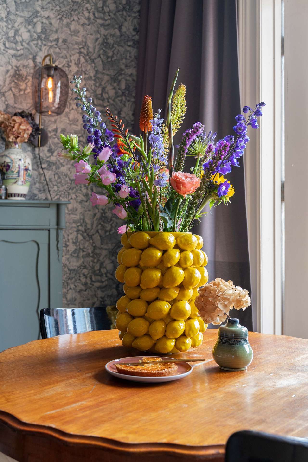Gele vaas op houten tafel