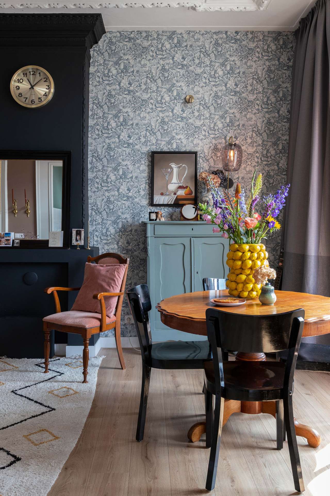 Eetkamer met tafel, stoelen en gele vaas