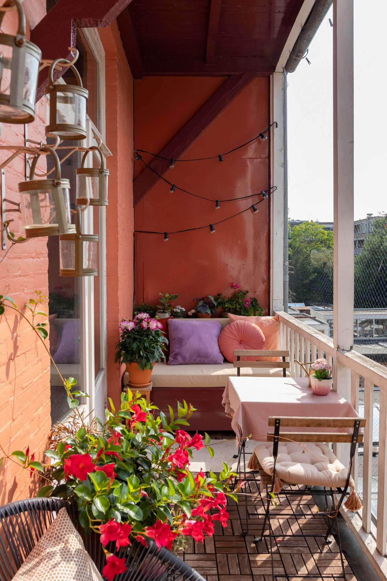 Balkon met oranje muren en bistro-set