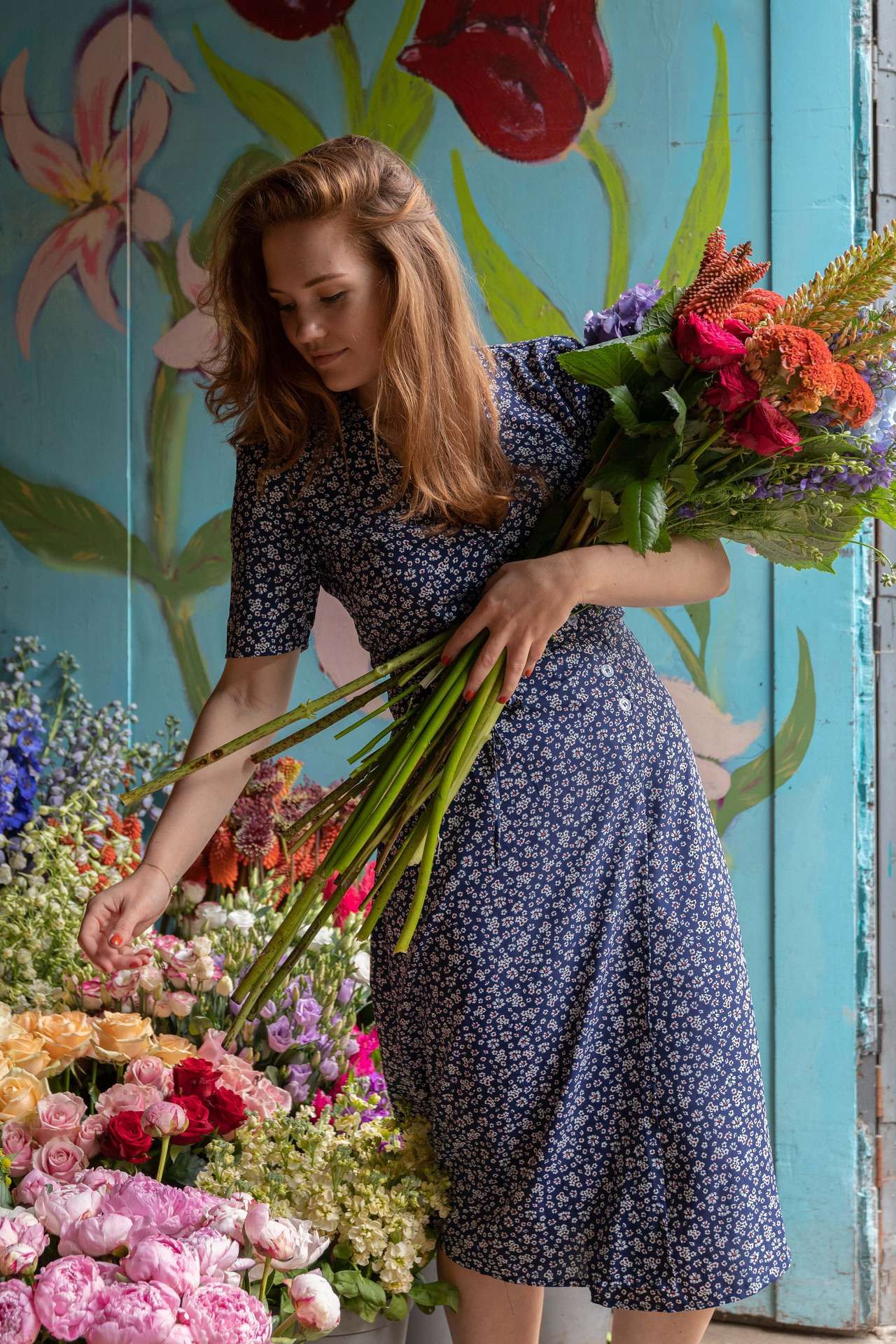 vrouw met bos bloemen