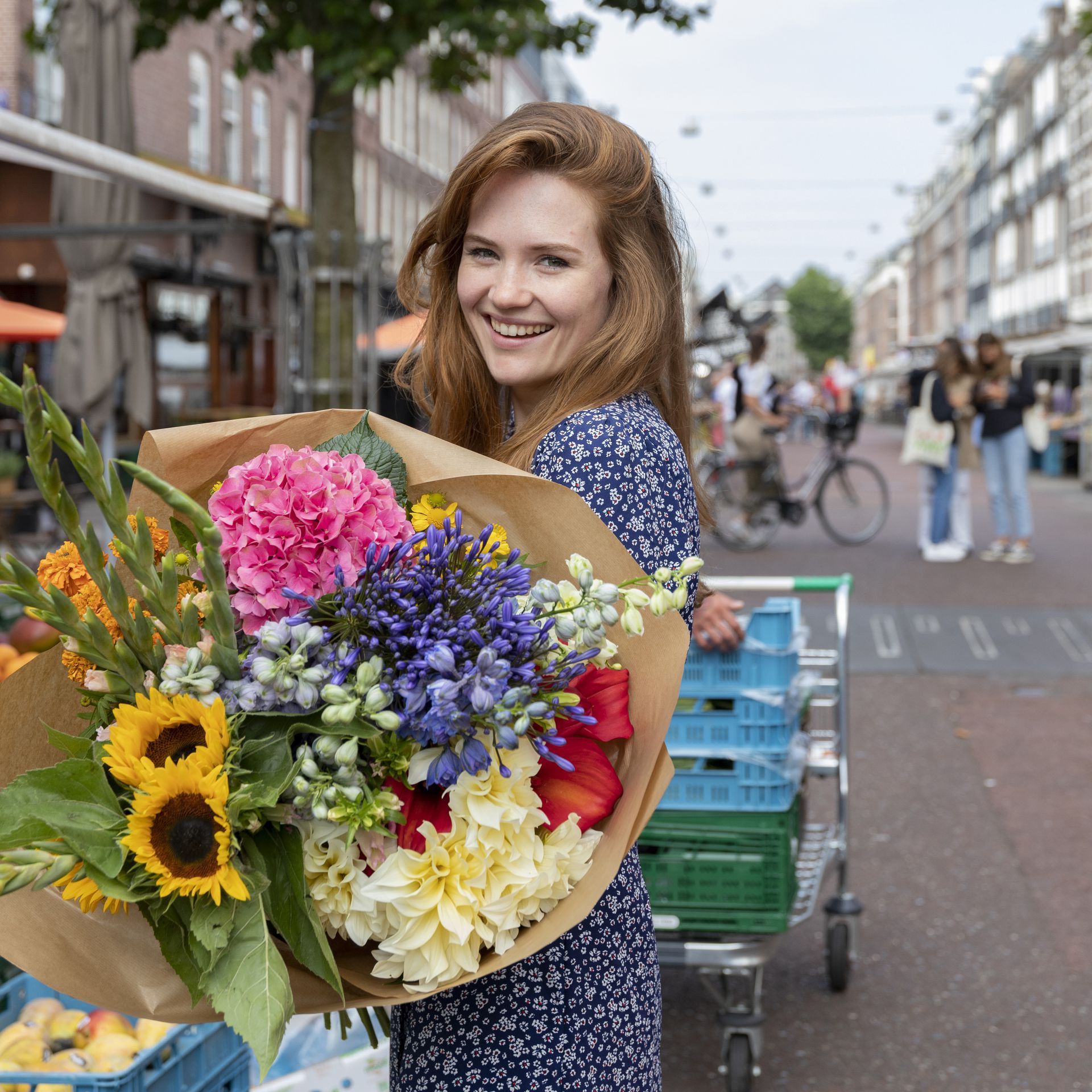 Vrouw met bos bloemen