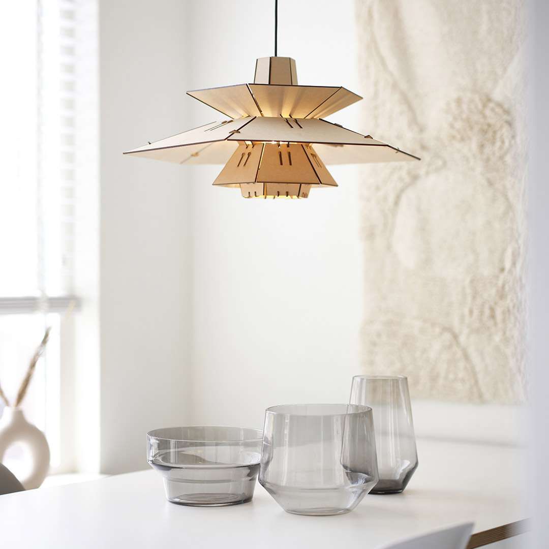 Geometrische hanglamp gemaakt van dun gesneden mdf