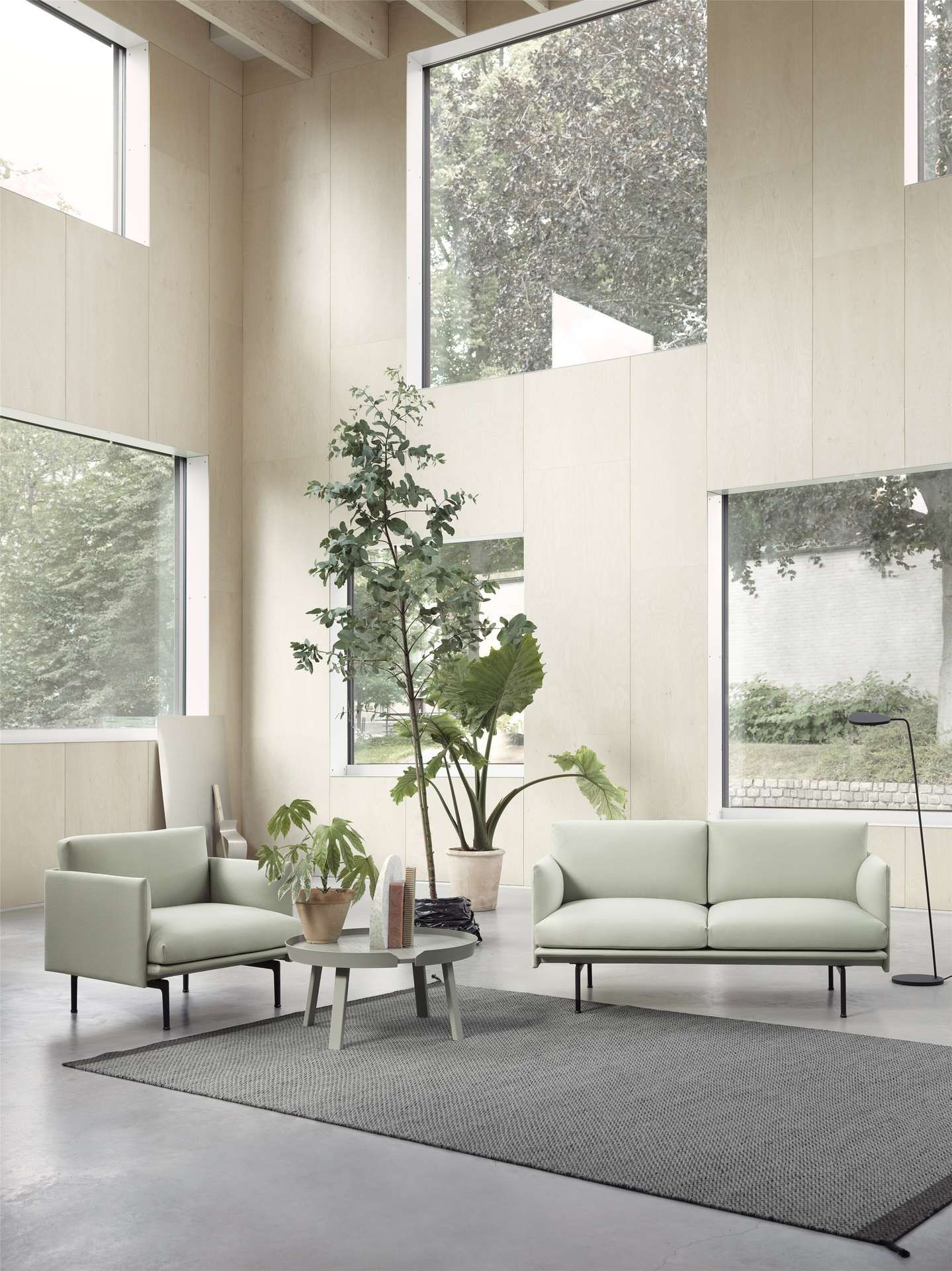 Muuto outline bank in lichte woonkamer