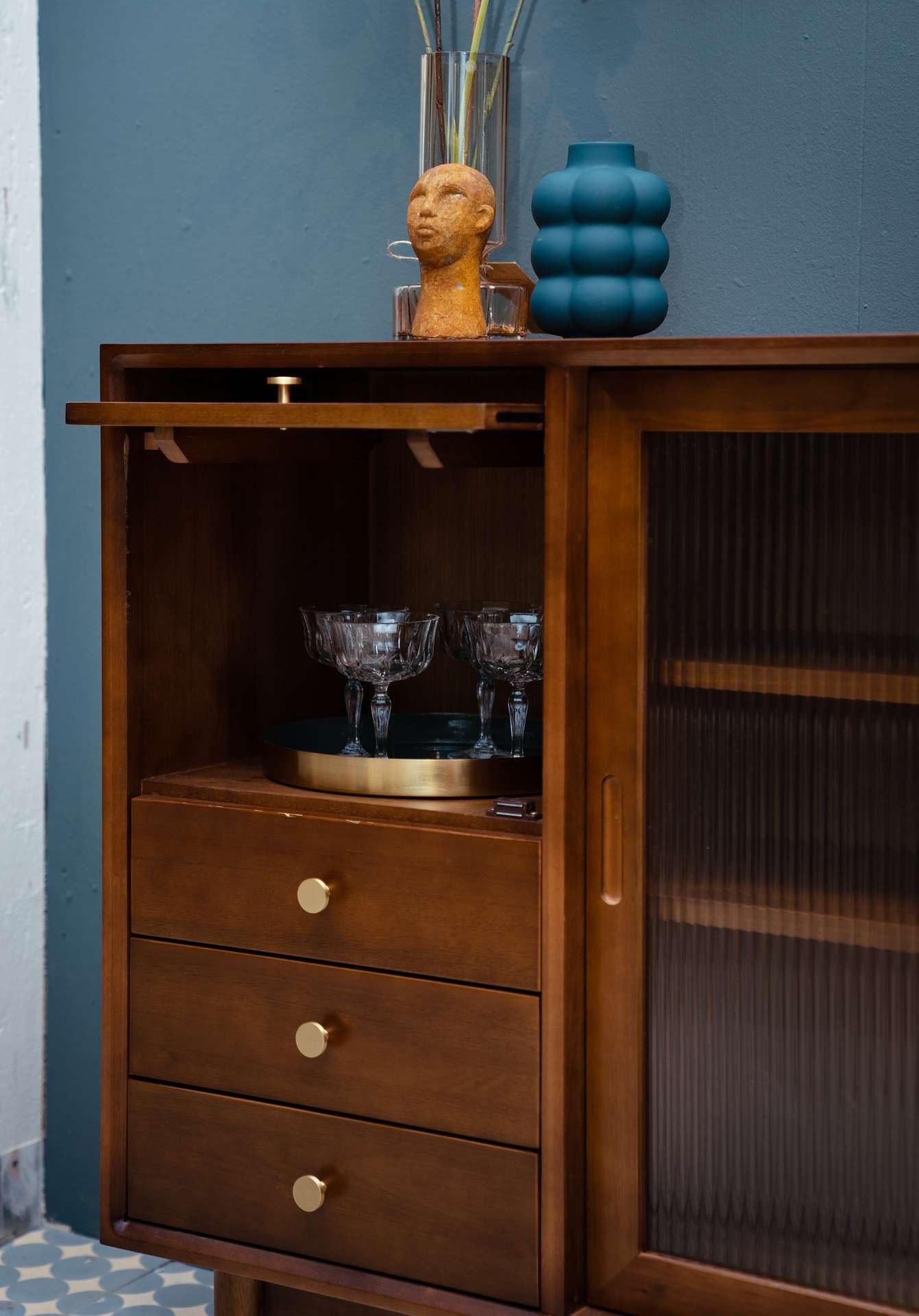 dressoir met cocktailglazen erin