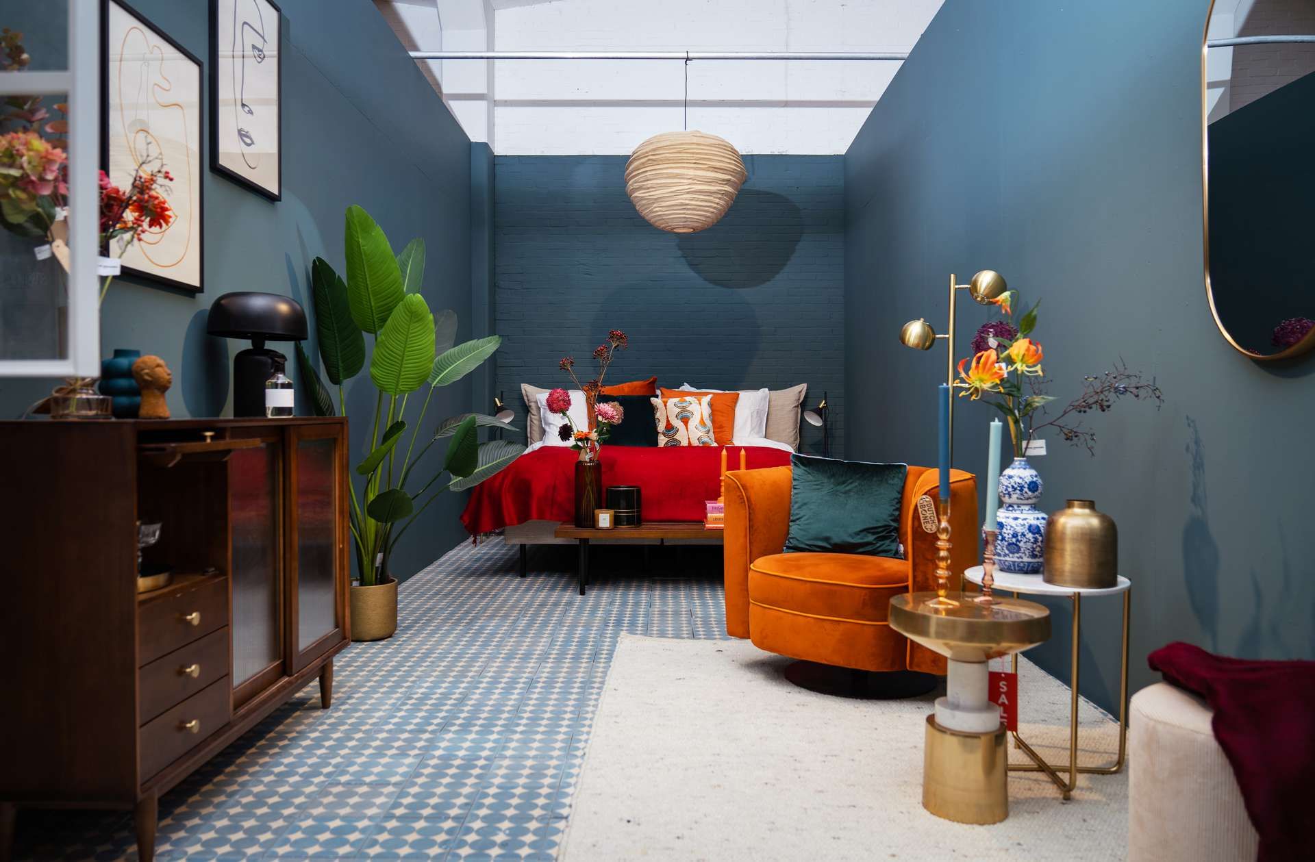 Slaapkamer in blauw en oranje tinten