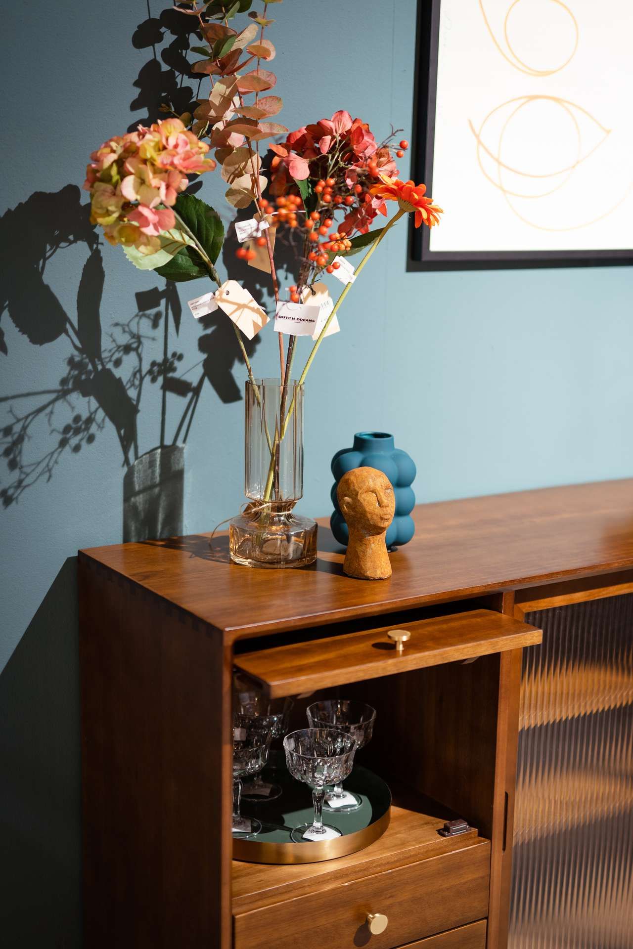 dressoir met vaas en bos bloemen erop