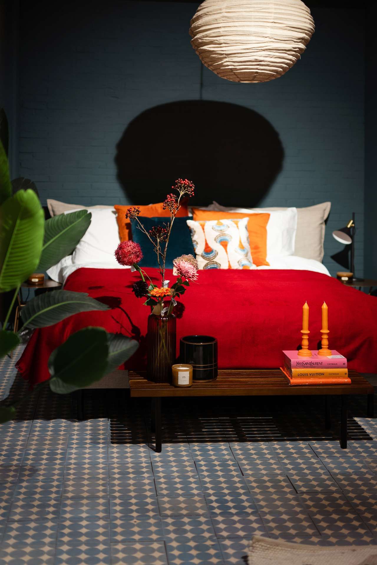 opgemaakt bed in rood tinten