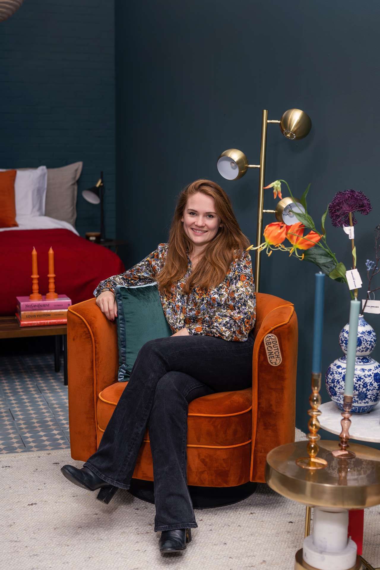 Vrouw zit in rode fauteuil