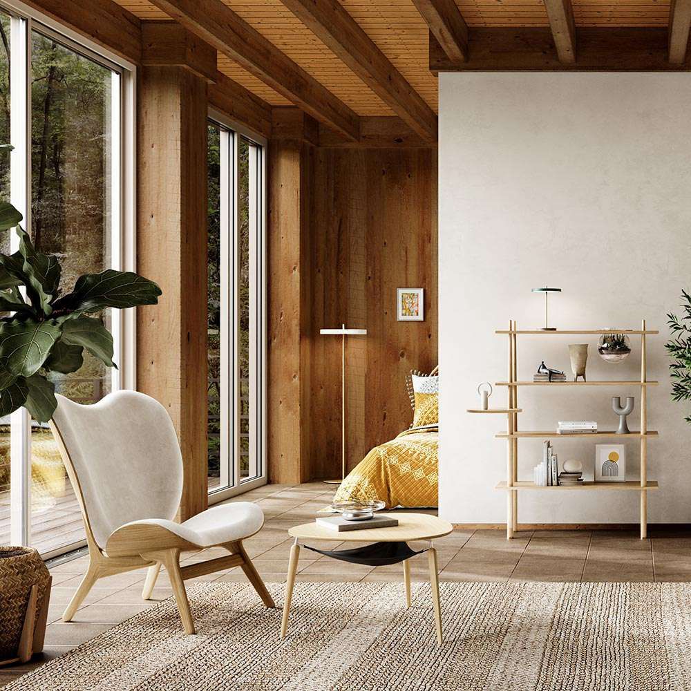 Woonkamer met houten elementen een fauteuil en staande lamp