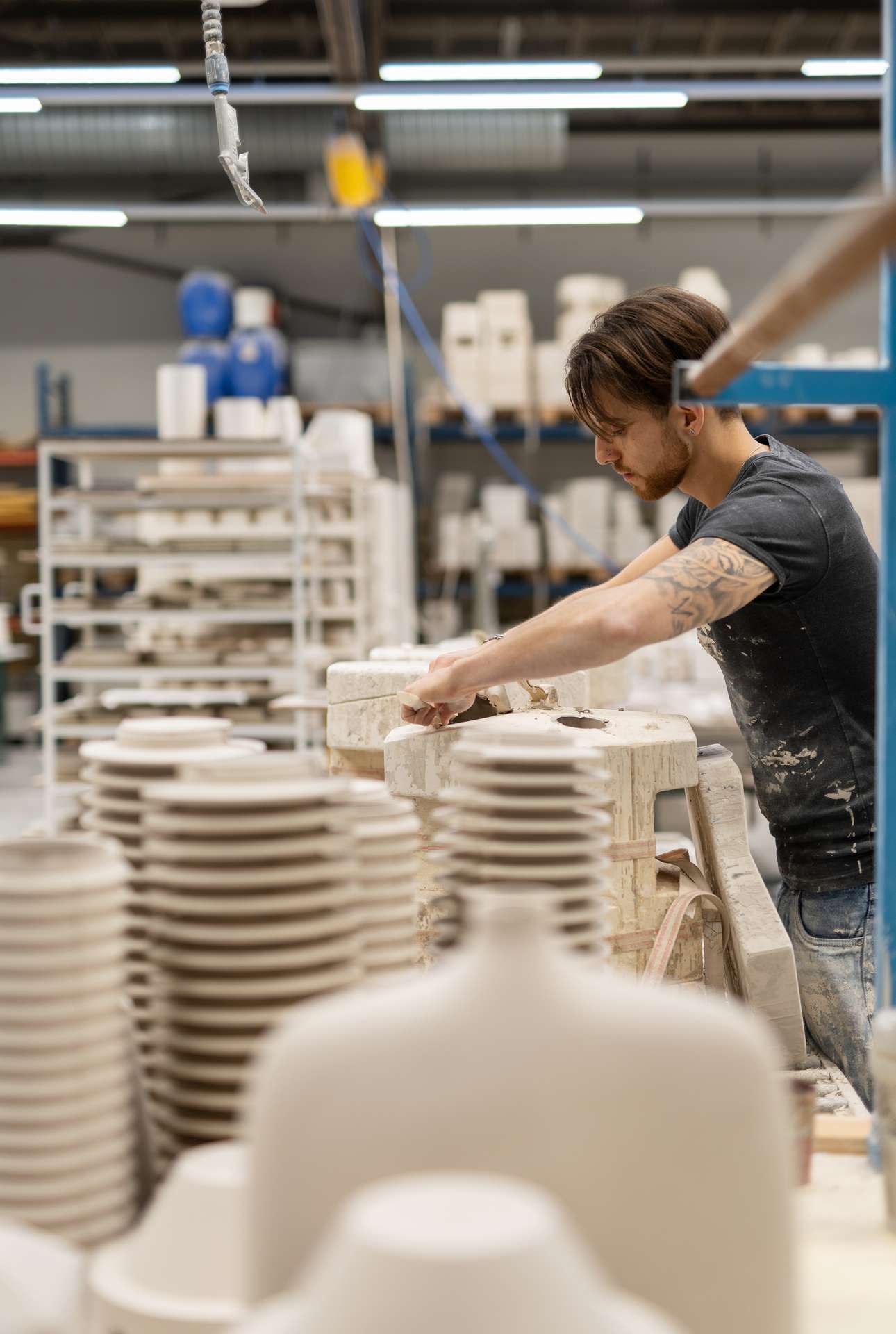 man bezig met keramiek in atelier