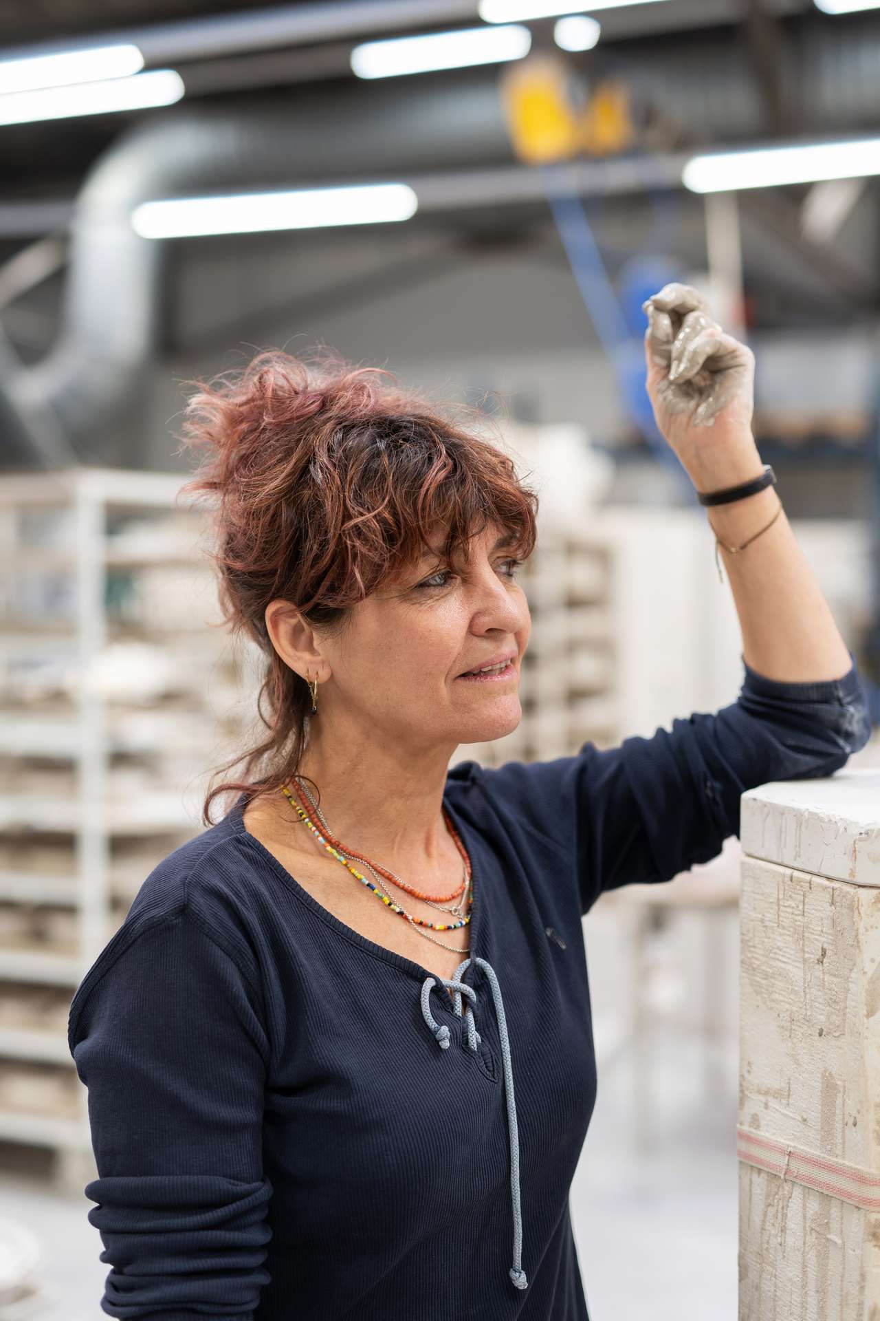 vrouw in atelier