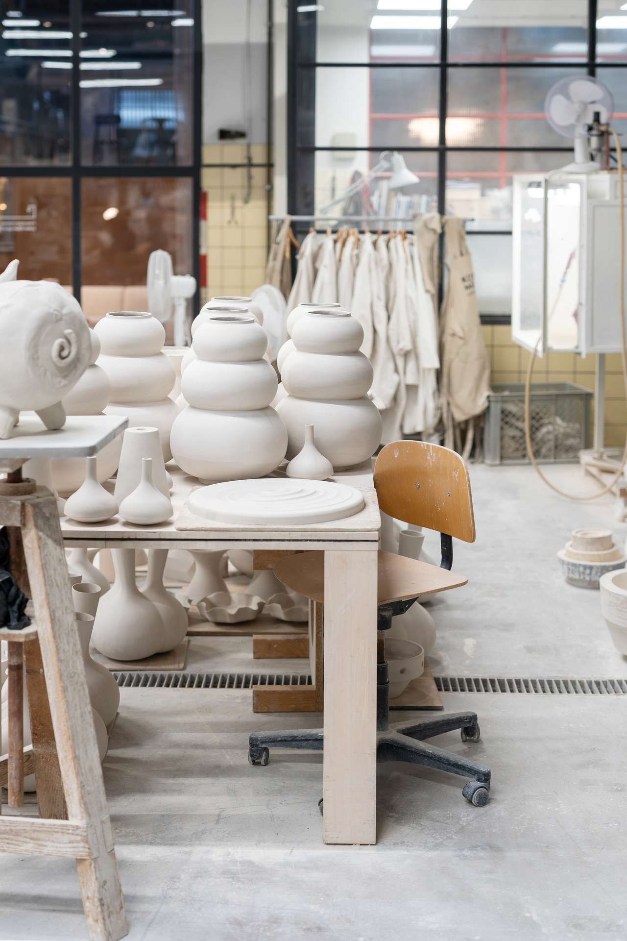 werkplaats met keramieken items
