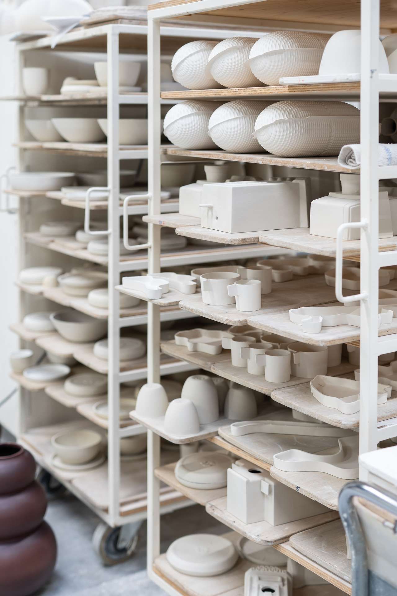rek met keramieken items in atelier