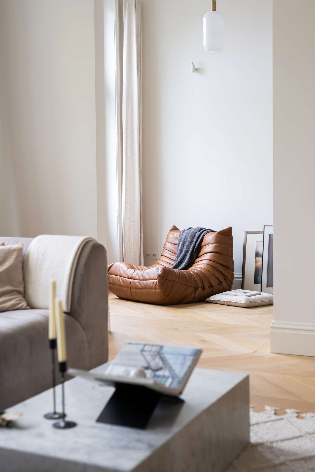 Binnenkijken-Heerenhuisch woonkamer met zithoekje