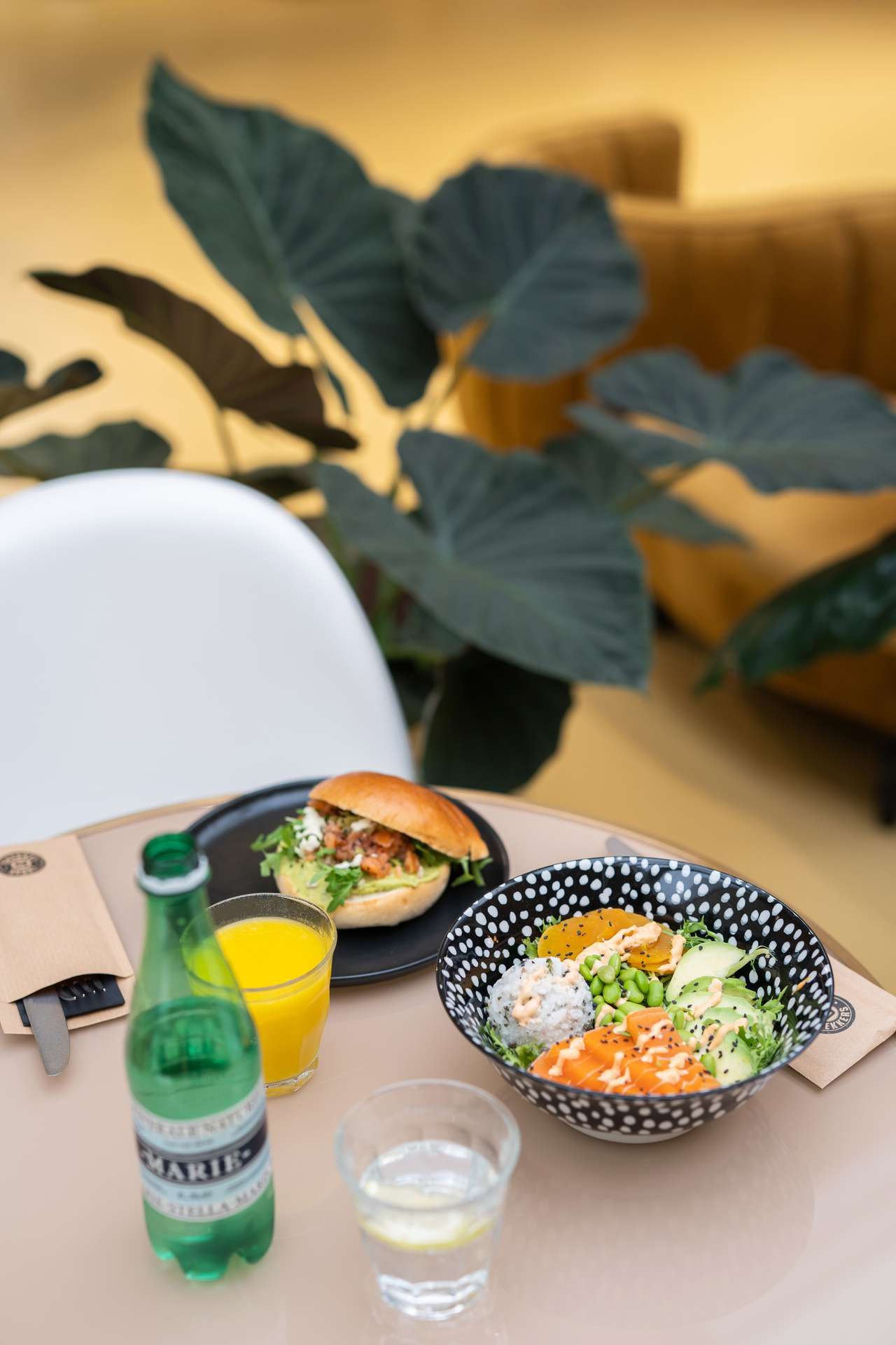 Tafel met pokebowl en burger
