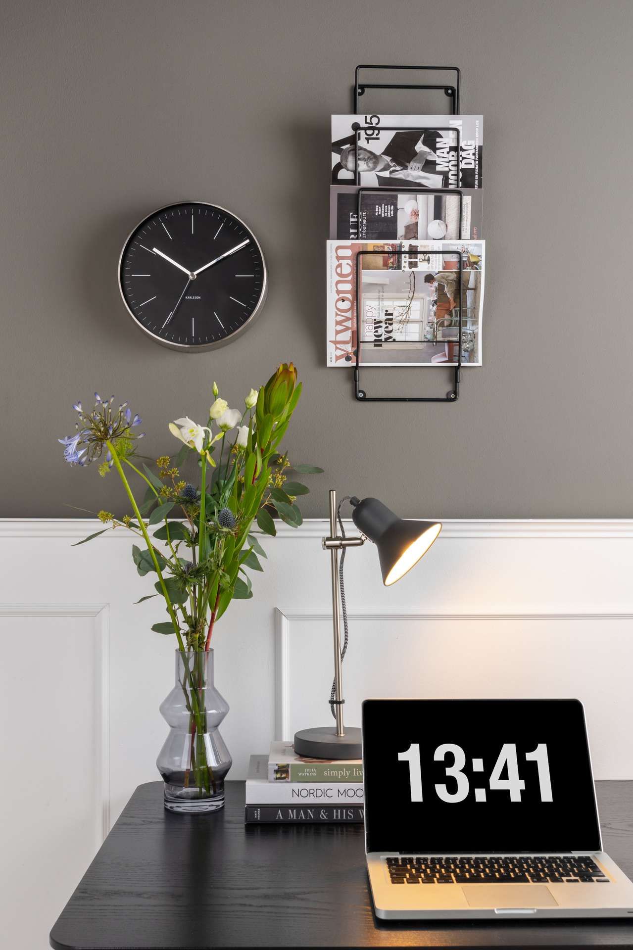 pt, magazine wandrek bij bureau