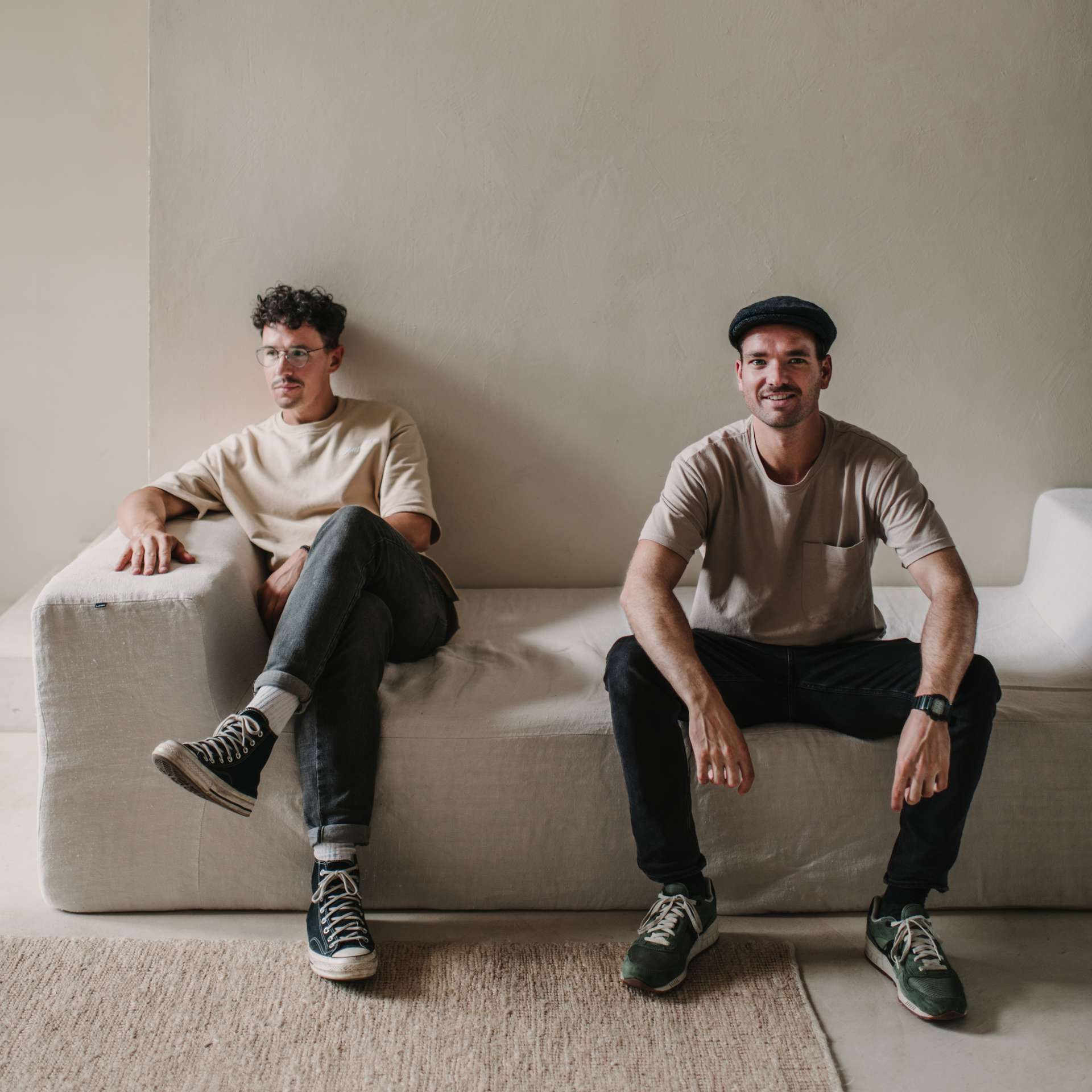 twee mannen op een bank