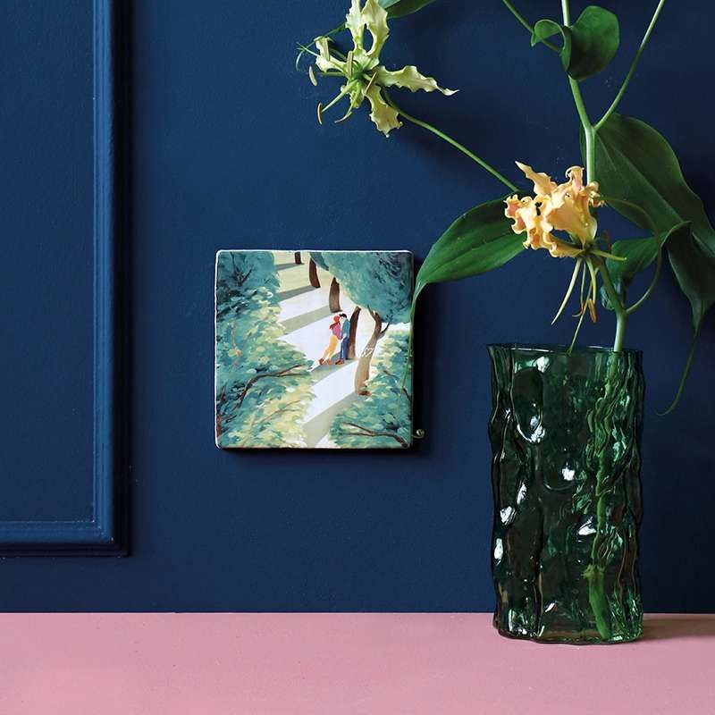 Tafeltje tegen donkerblauwe wand
