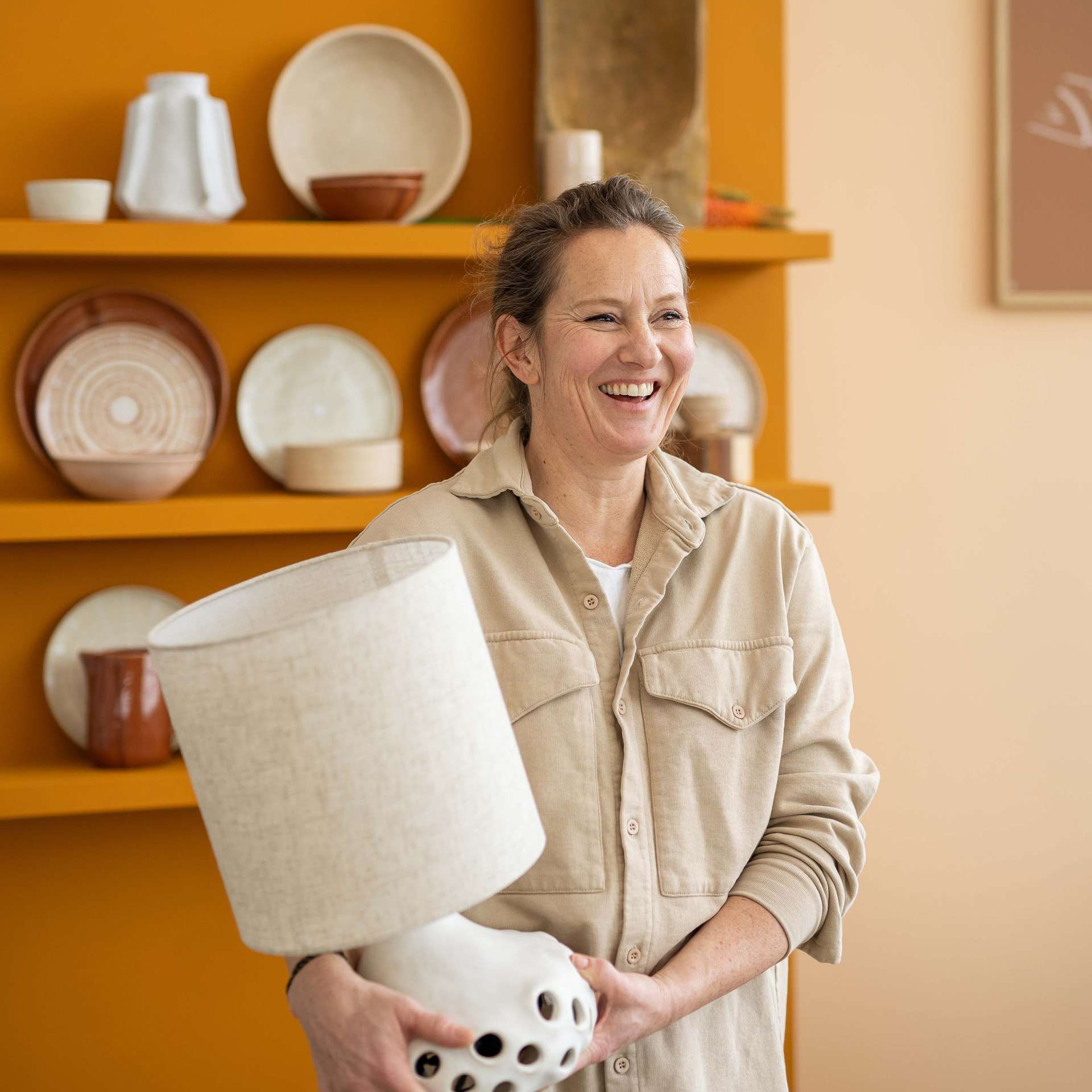Floor_stylist die lamp vasthoudt