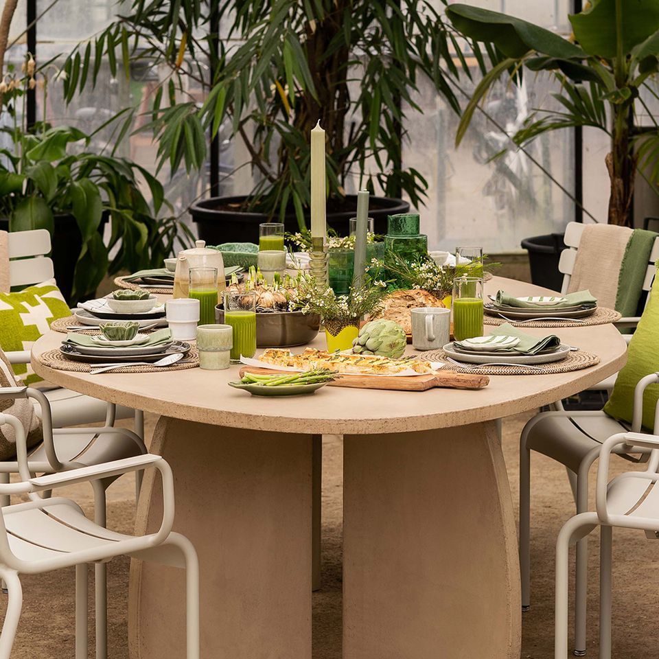 Naturel eettafel met groene items