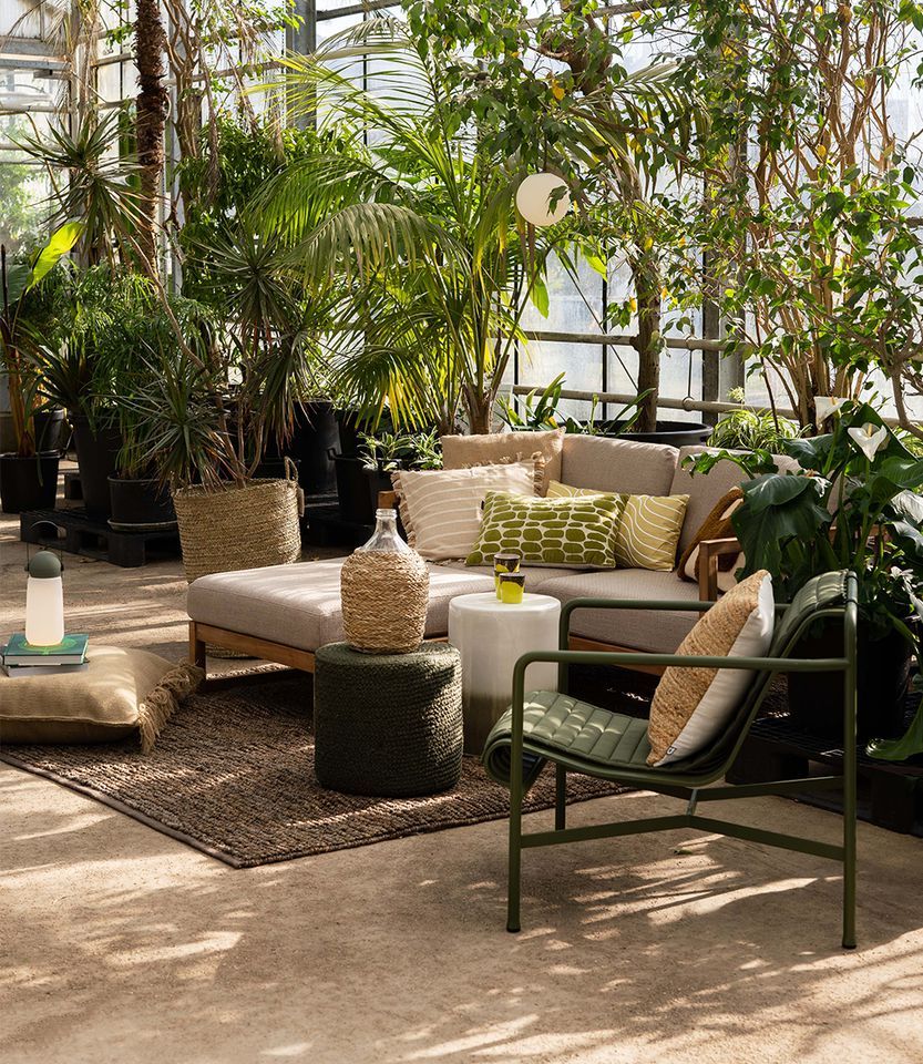 Beige bank in groene setting