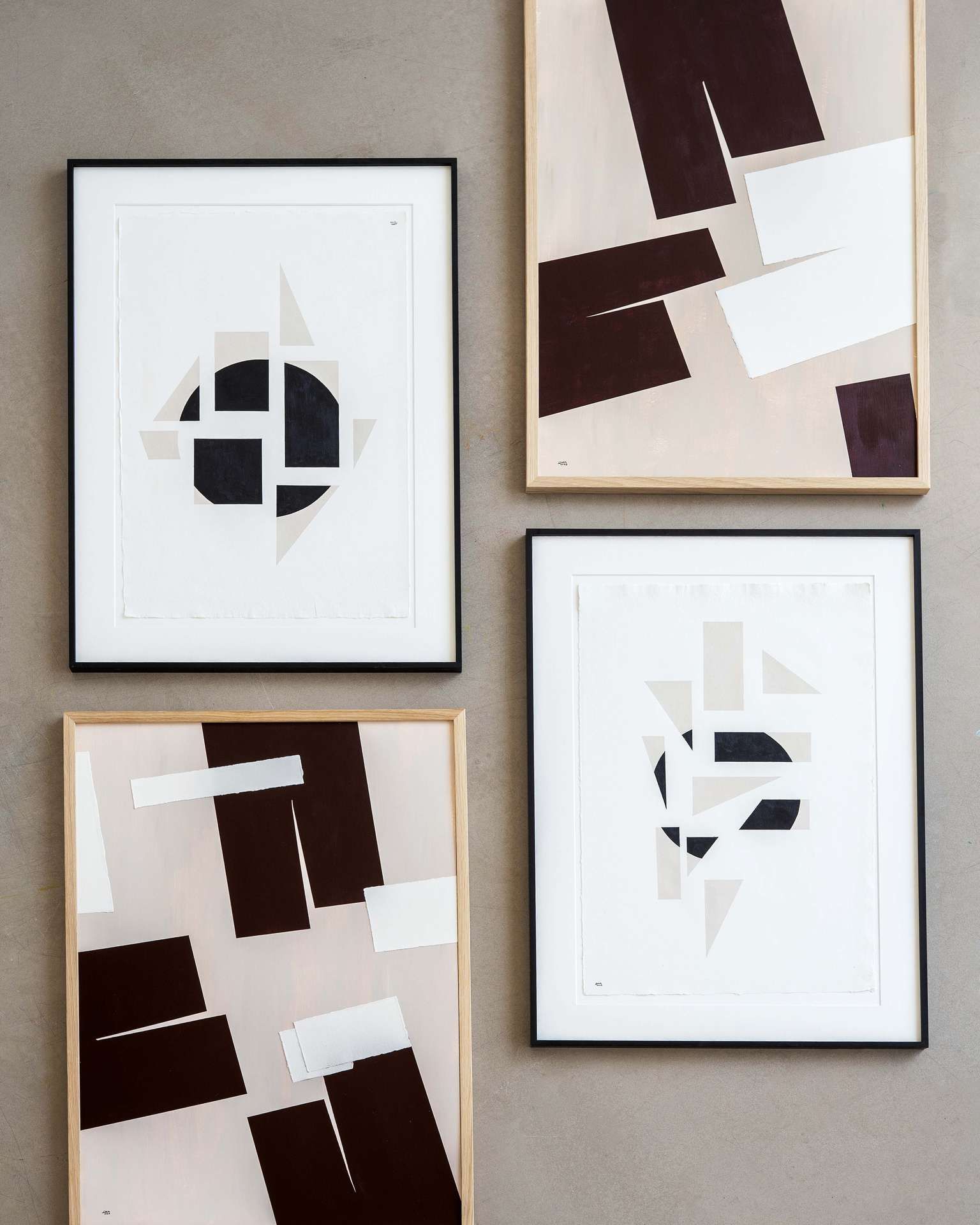 verschillende lijsten met kunst in neutrale tint