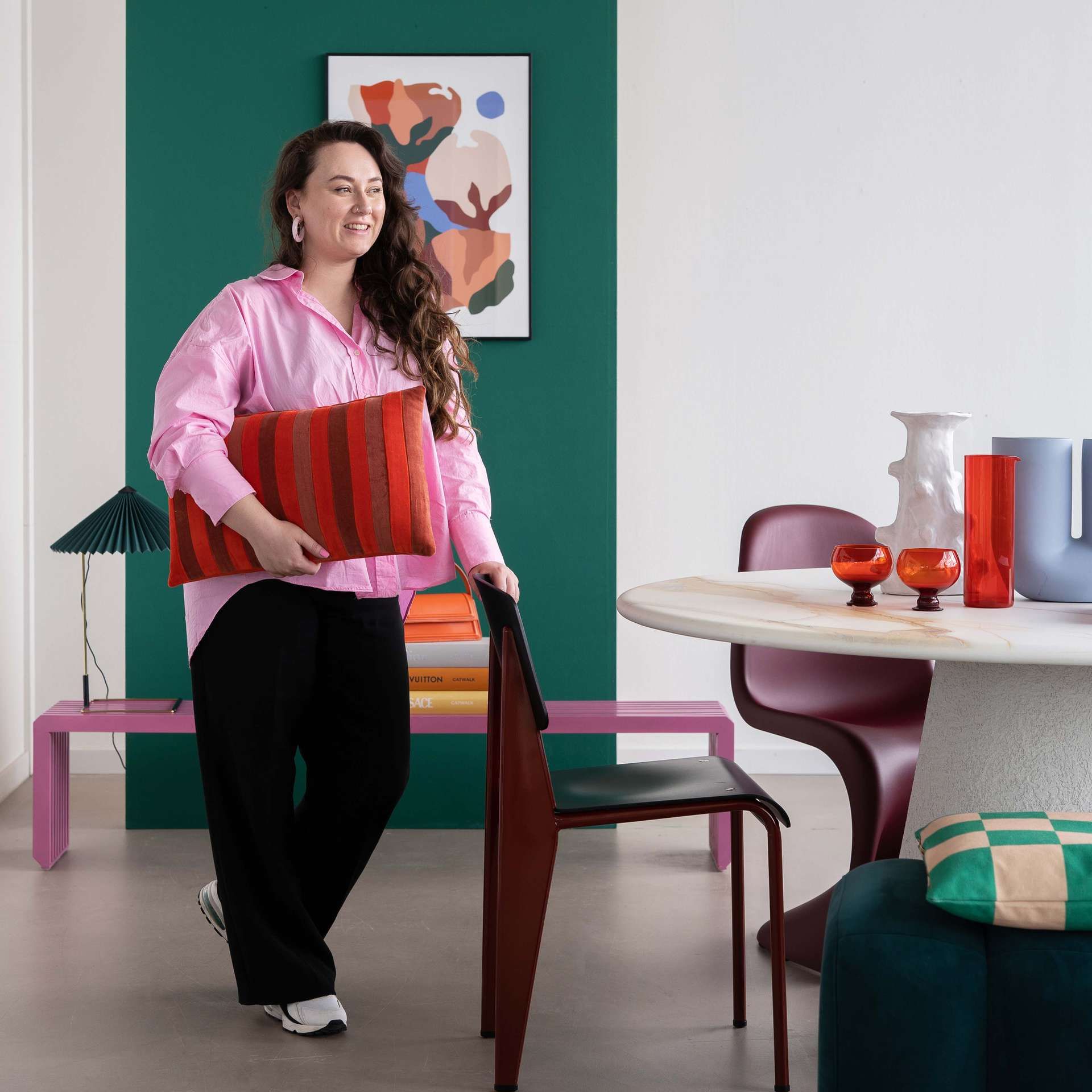 Stylist favorites: Kimberly houdt een kussen vast
