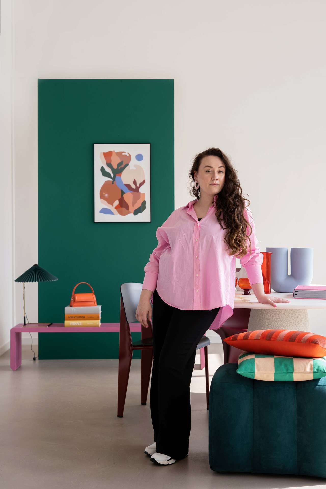 Stylist favorites: Kimberly leunt tegen een tafel