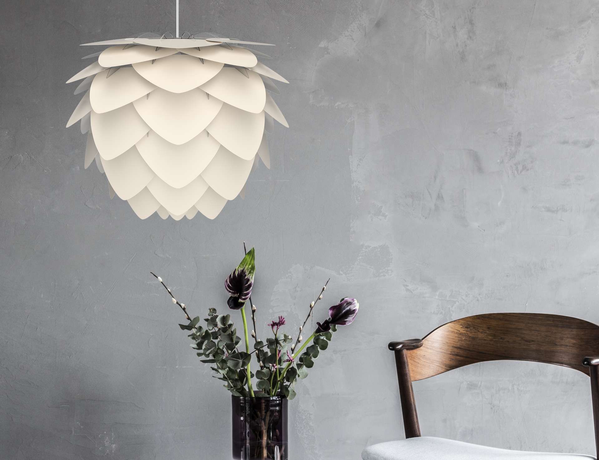 Witte lamp met aluminium blaadjes