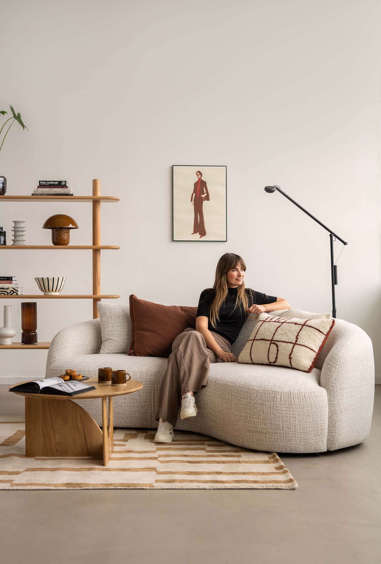Vrouw in neutrale woonkamer