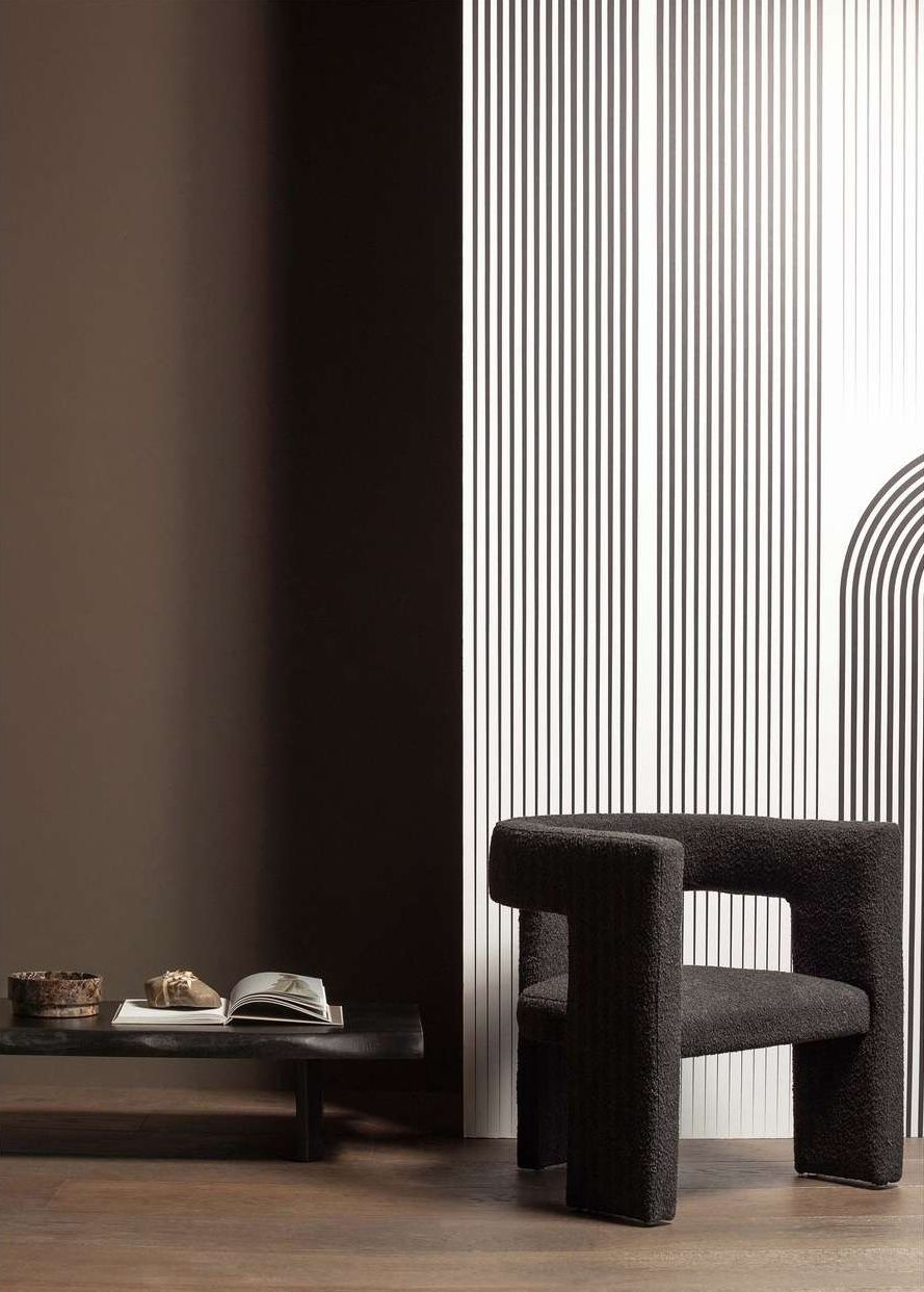 Donker fauteuil in donkere ruimte