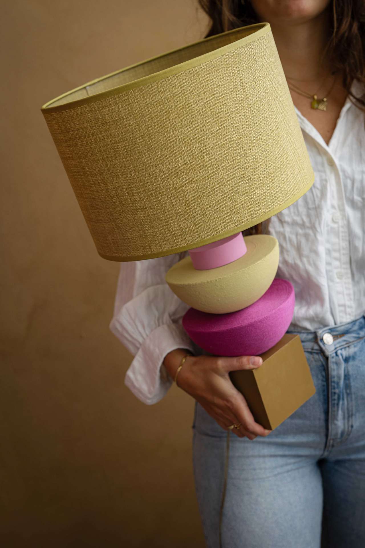 Vrouw die lamp vasthoudt