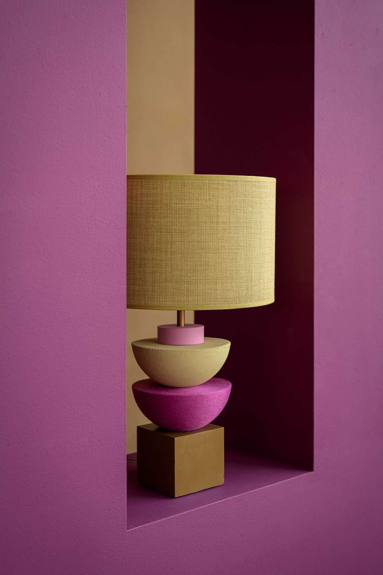 Lamp in paarse stelling
