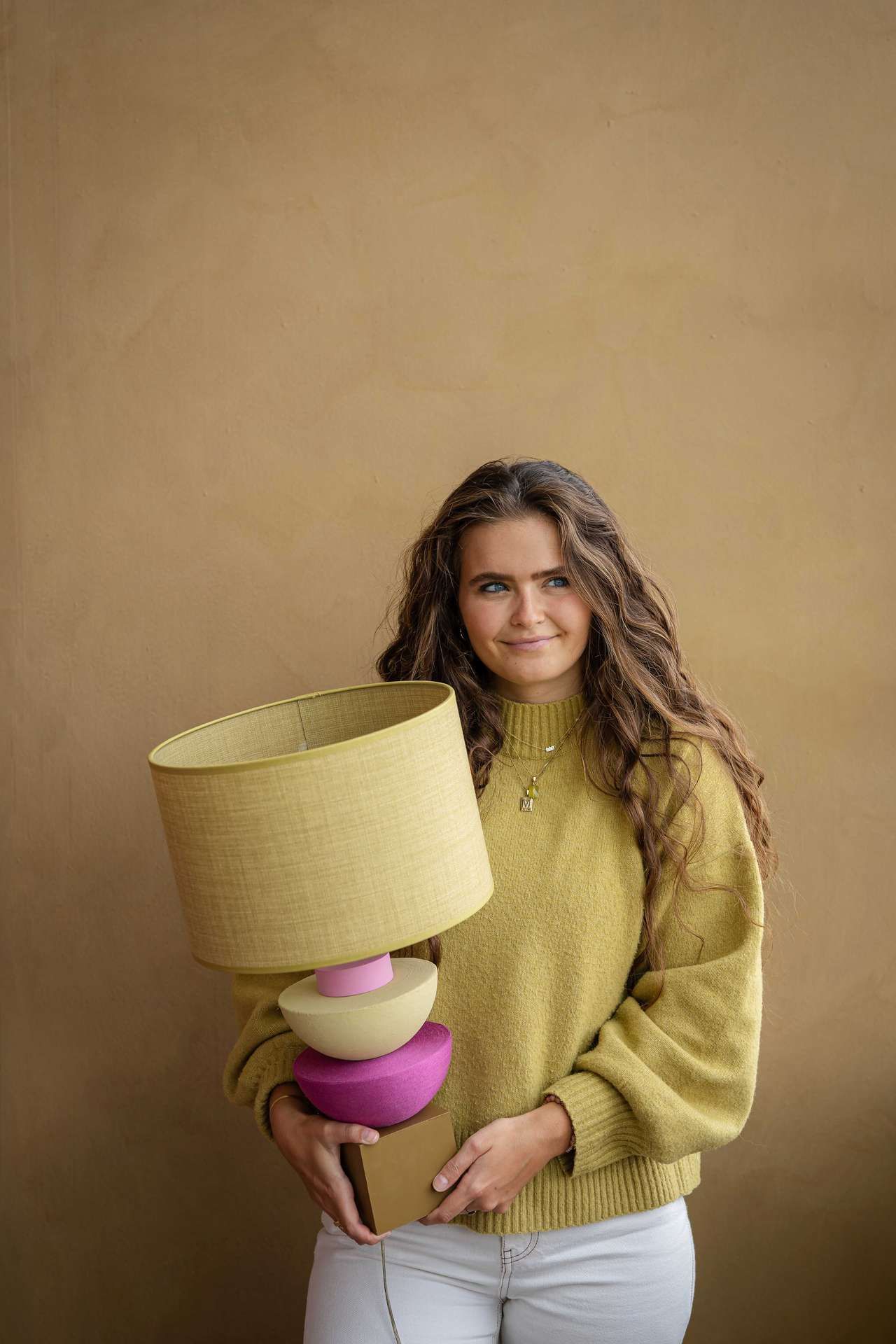 Vrouw die lamp vasthoudt