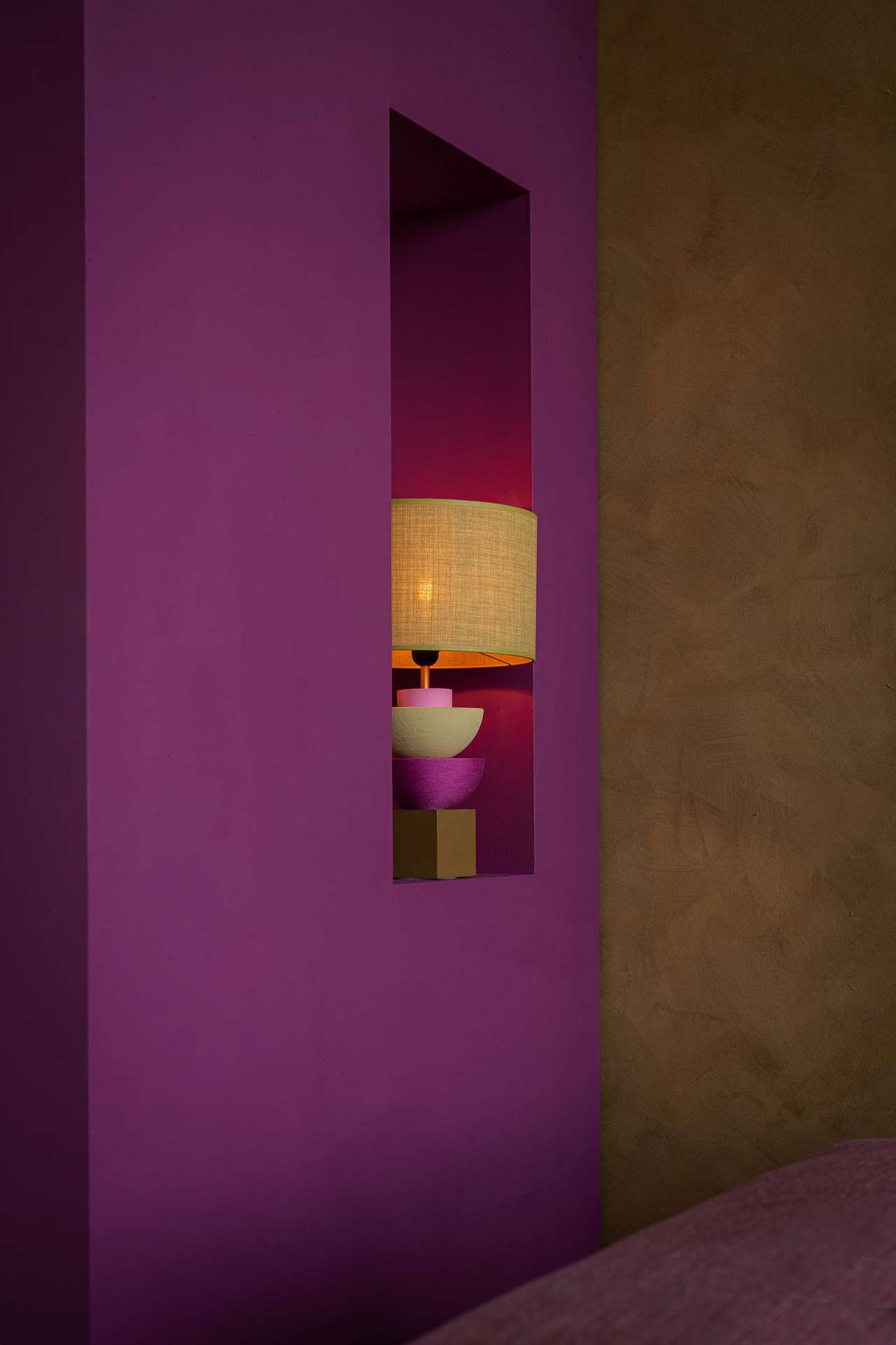 Lamp in paarse stelling