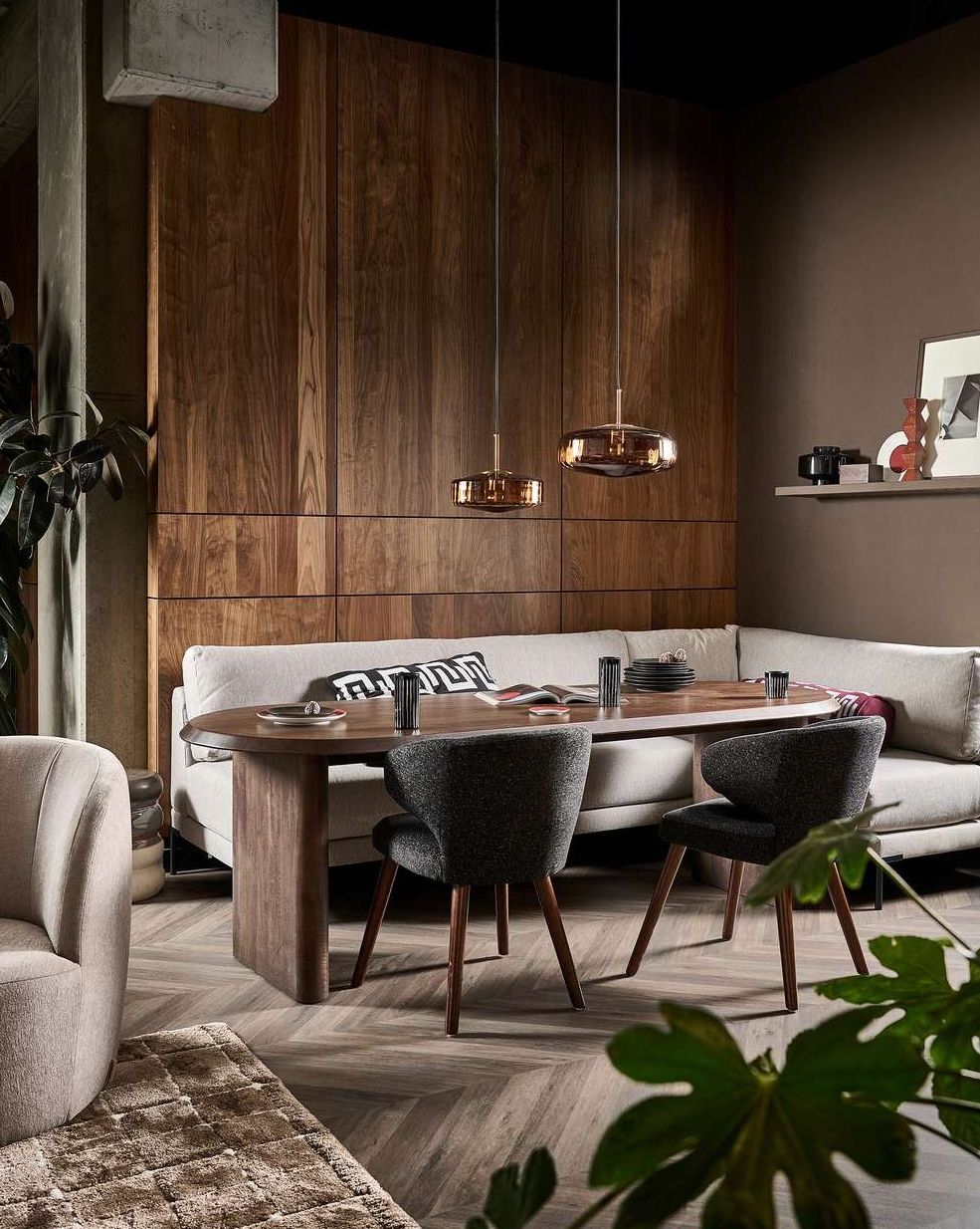 Gezellige woonkamer met donkere, maar natuurlijke kleuren